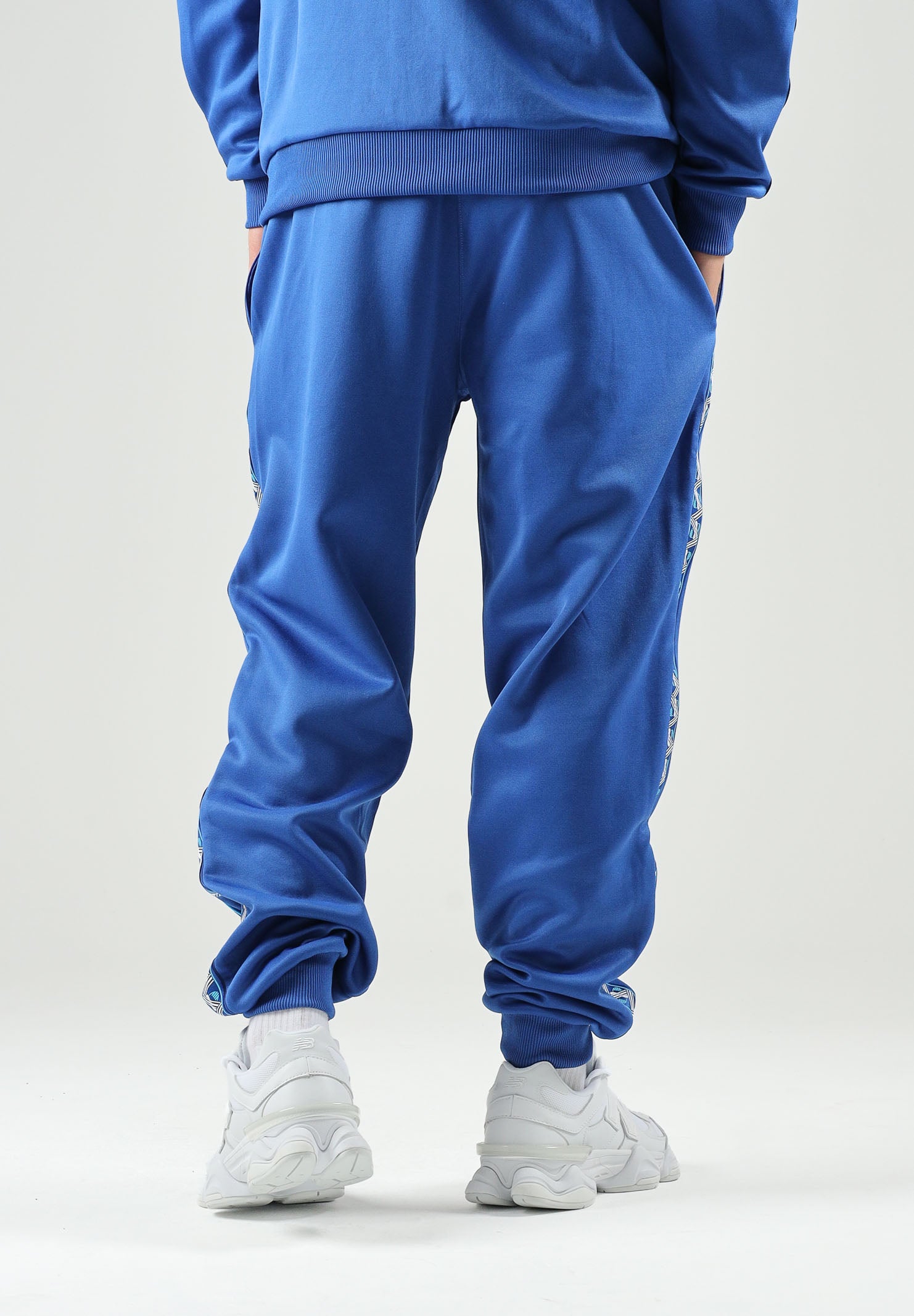 PUMA Pantaloni MANCHESTER CITY TRACK PANTS blu da uomo con bande laterali lavorate e caviglie con polsino. 786297 31 PUMA