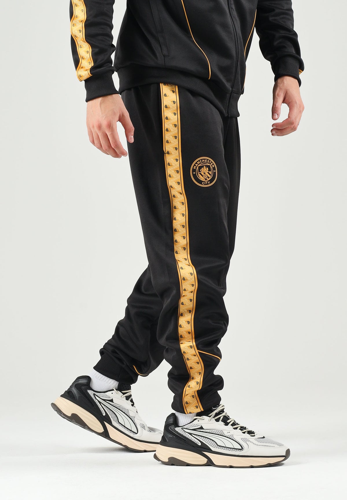PUMA Pantaloni MANCHESTER CITY TRACK PANTS nero da uomo con profili dorati sui fianchi e girovita elastico. 786297 32 PUMA