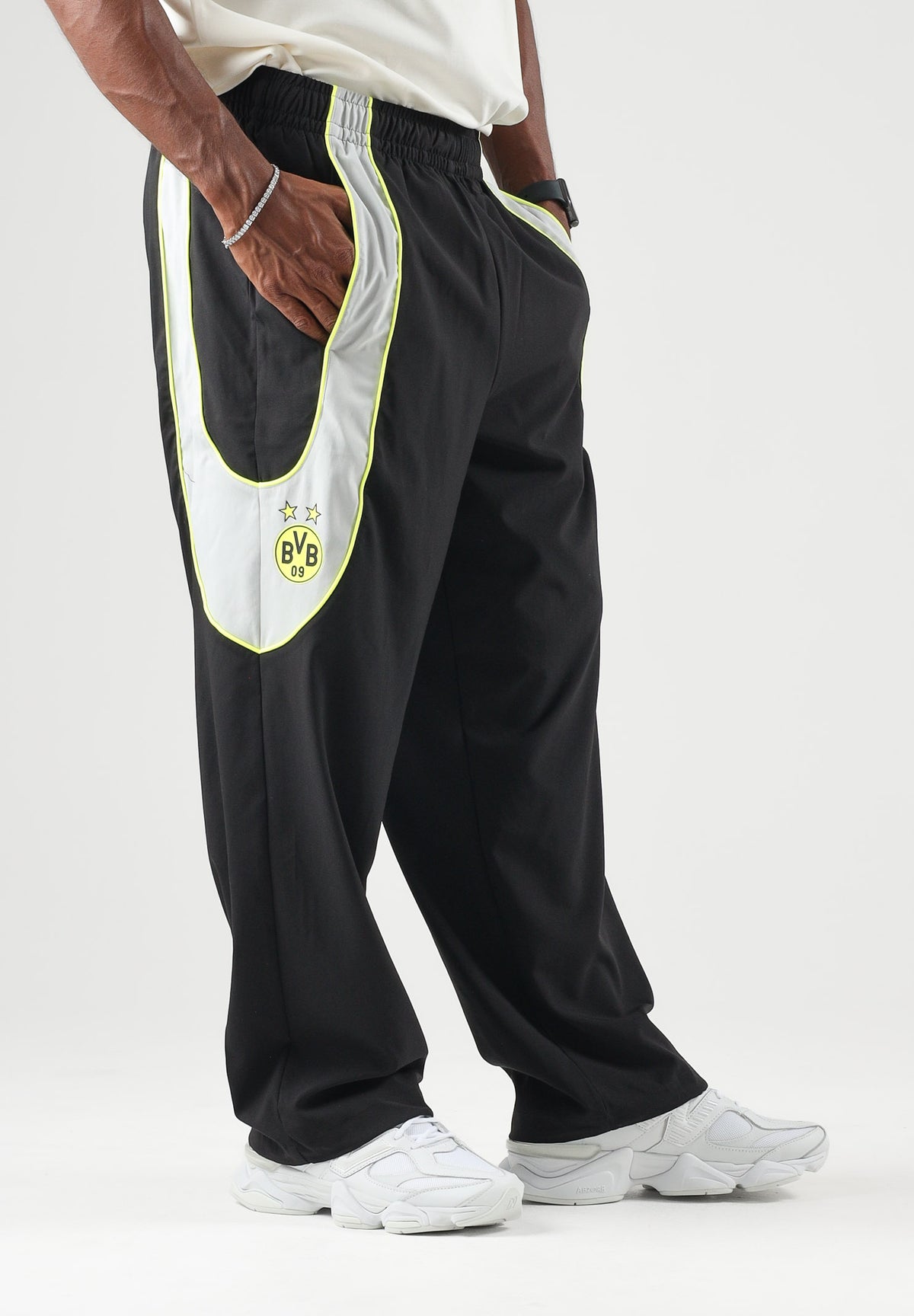 PUMA Pantaloni BORUSSIA DORTMUND PUMATECH-X neri per uomo con inserti laterali grigi a contrasto 786363 11 PUMA