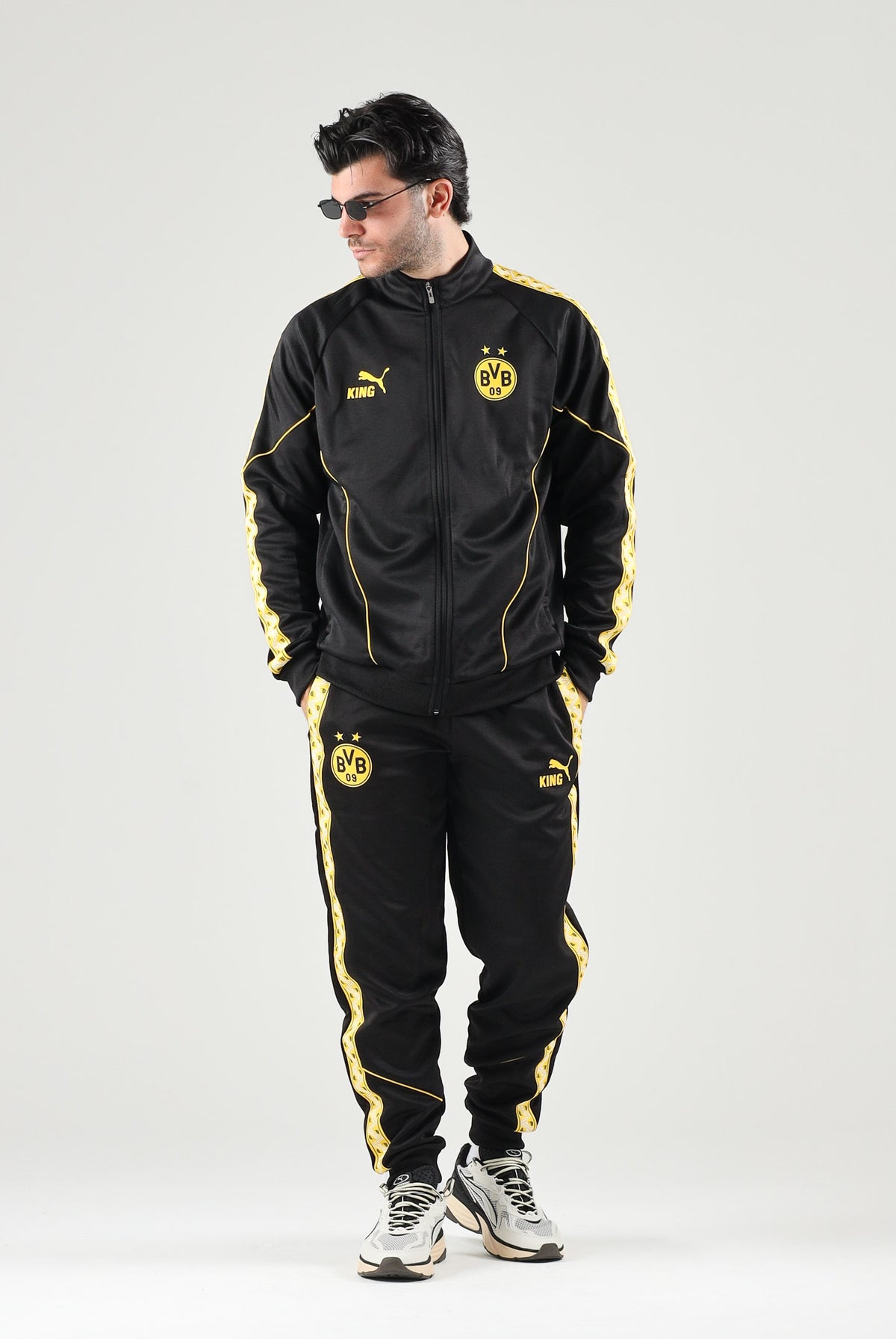 PUMA Pantaloni BORUSSIA DORTMUND TRACK PANTS nero da uomo con bande laterali gialle e caviglie elasticizzate. 786492 07 PUMA