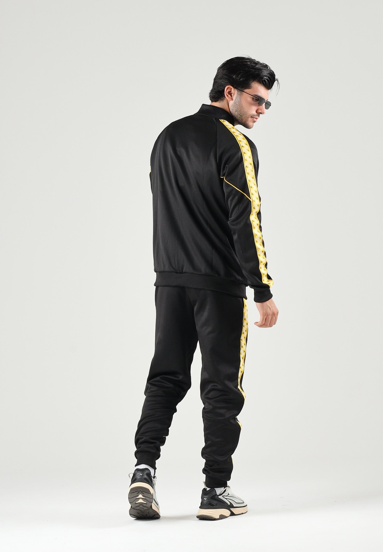 PUMA Pantaloni BORUSSIA DORTMUND TRACK PANTS nero da uomo con bande laterali gialle e caviglie elasticizzate. 786492 07 PUMA