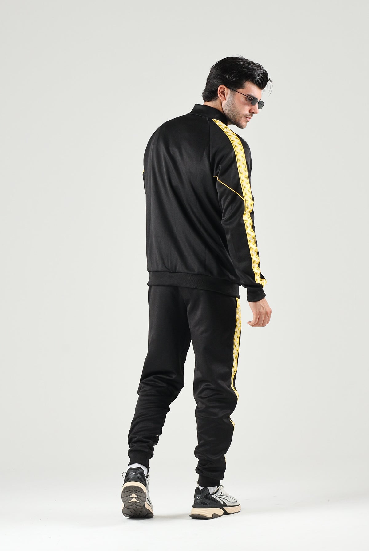 PUMA Pantaloni BORUSSIA DORTMUND TRACK PANTS nero da uomo con bande laterali gialle e caviglie elasticizzate. 786492 07 PUMA
