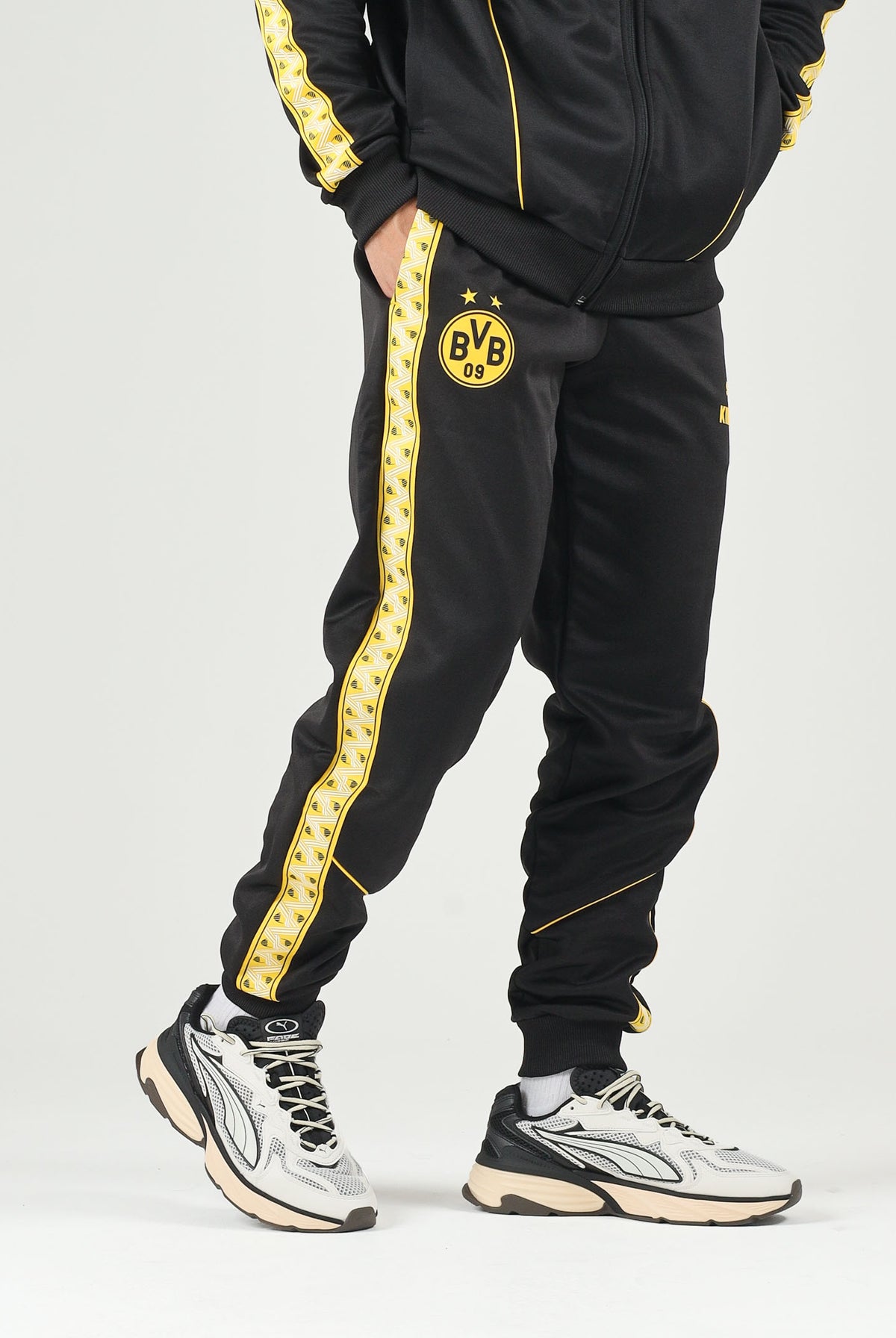 PUMA Pantaloni BORUSSIA DORTMUND TRACK PANTS nero da uomo con bande laterali gialle e caviglie elasticizzate. 786492 07 PUMA