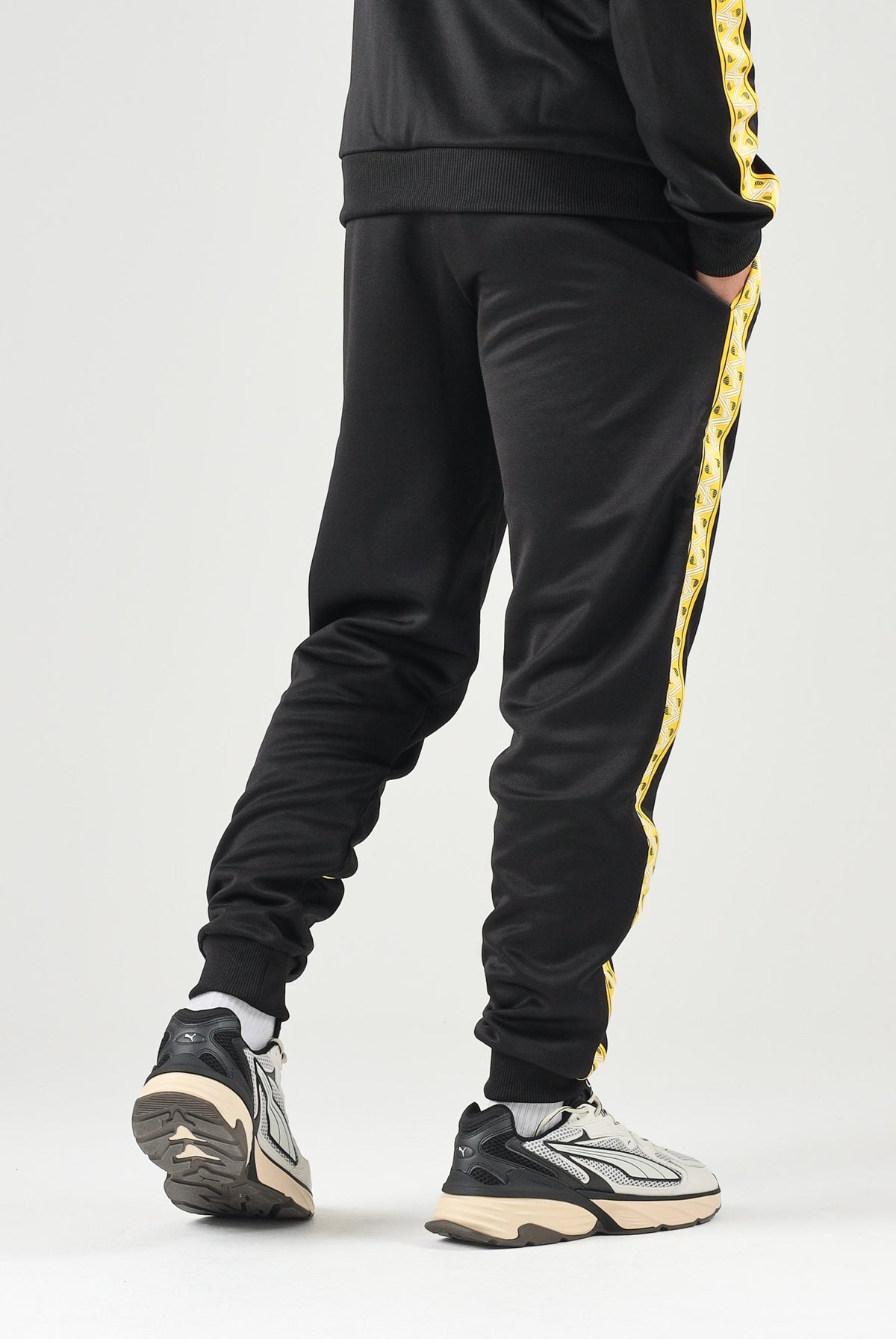 PUMA Pantaloni BORUSSIA DORTMUND TRACK PANTS nero da uomo con bande laterali gialle e caviglie elasticizzate. 786492 07 PUMA