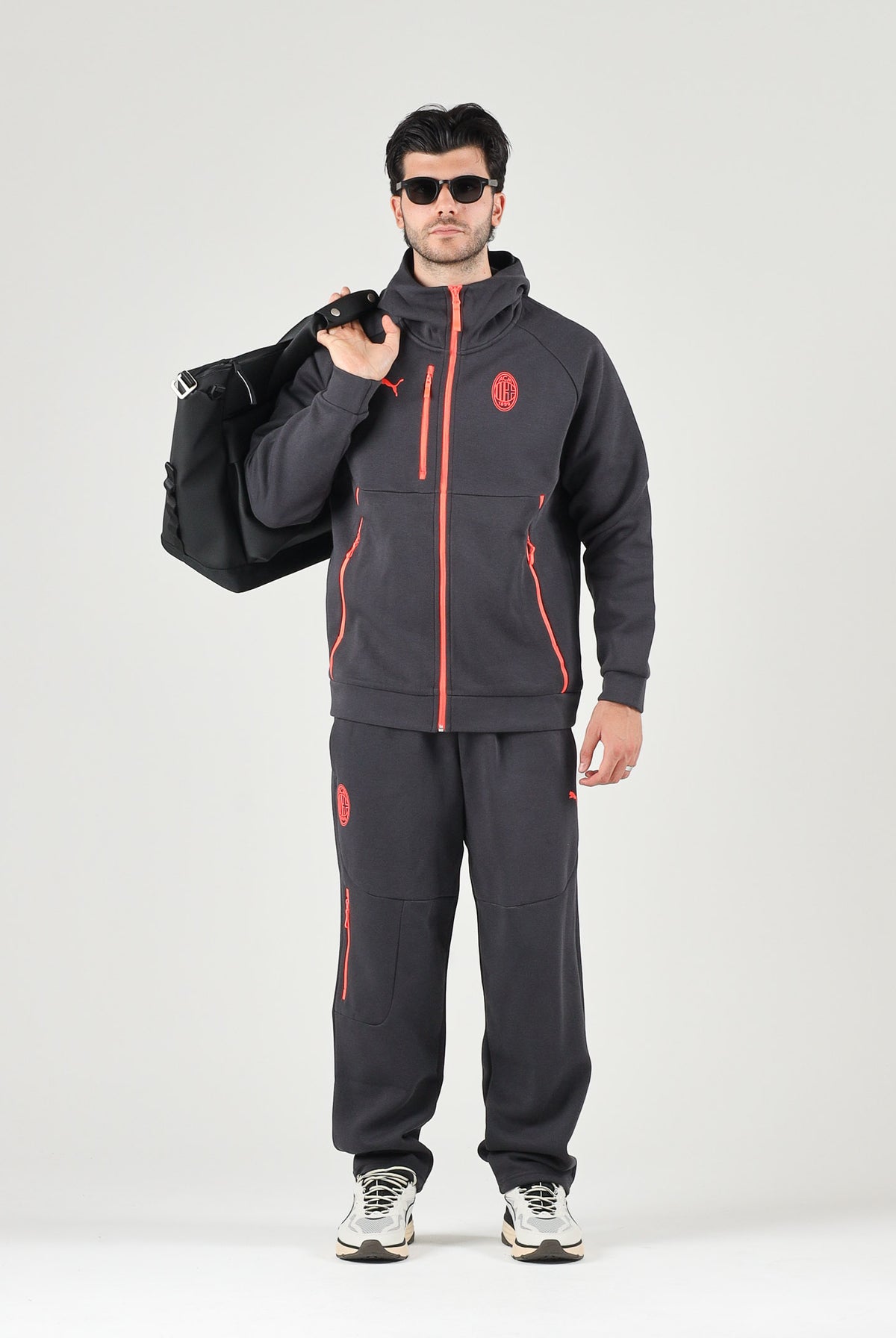 PUMA Pantaloni AC MILAN TRAVEL PANTS neri da uomo con tasca zippata rossa a contrasto e stemma del club. 786686 20 PUMA