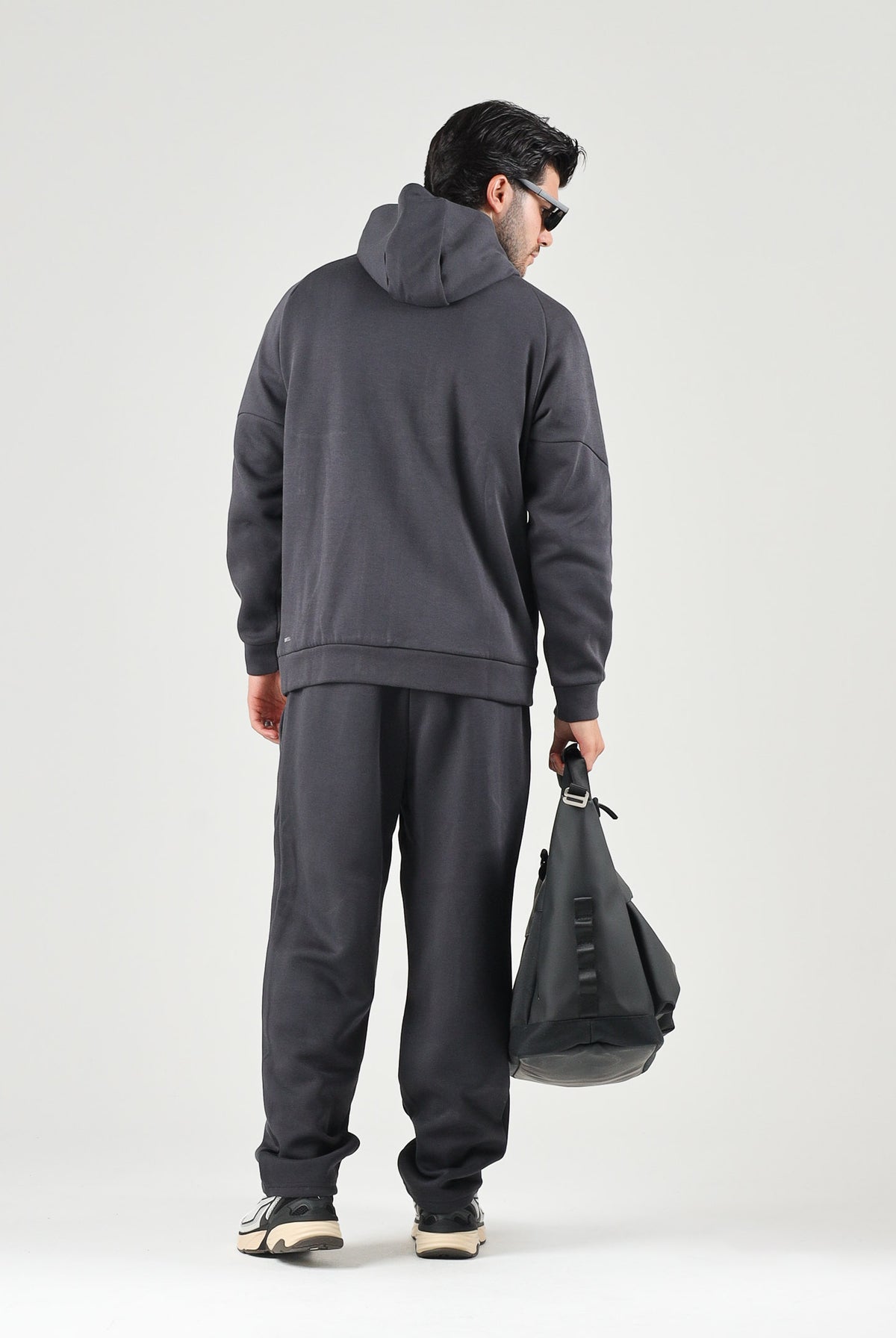 PUMA Pantaloni AC MILAN TRAVEL PANTS neri da uomo con tasca zippata rossa a contrasto e stemma del club. 786686 20 PUMA