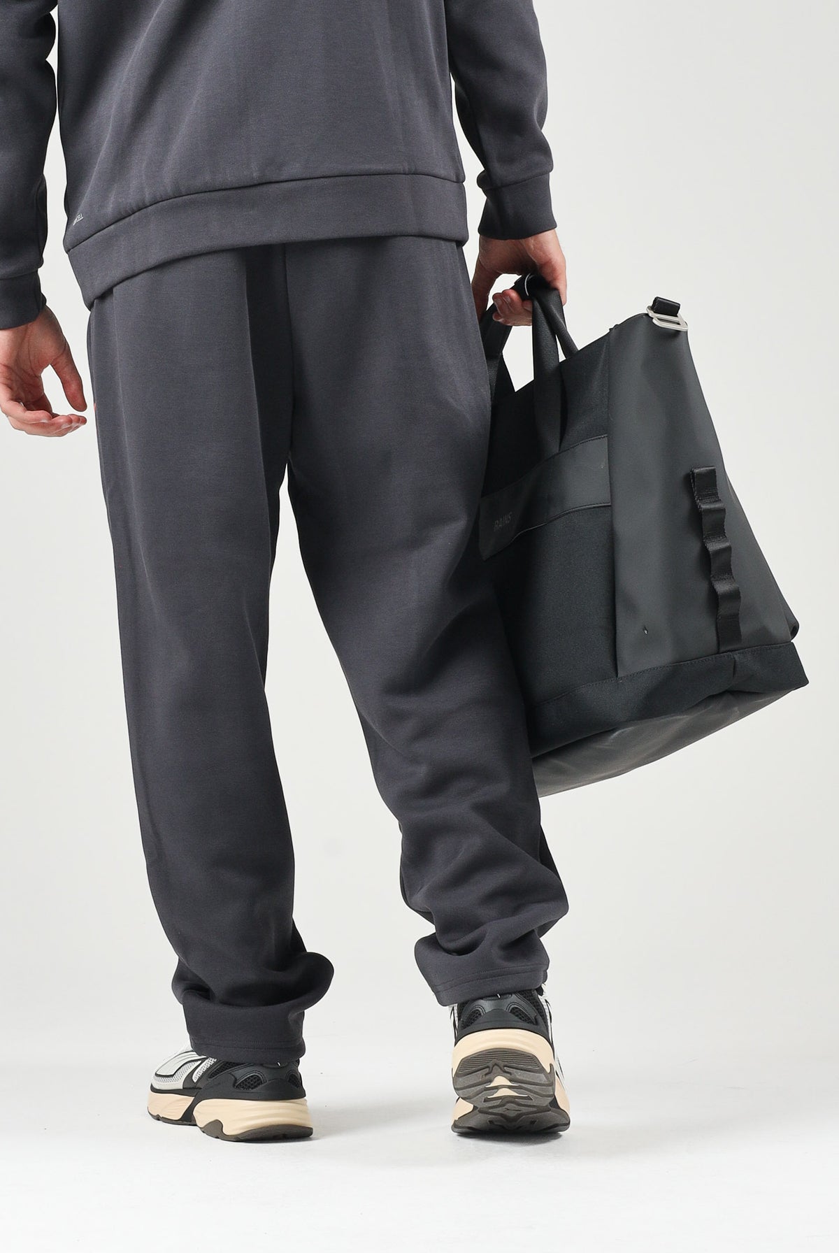 PUMA Pantaloni AC MILAN TRAVEL PANTS neri da uomo con tasca zippata rossa a contrasto e stemma del club. 786686 20 PUMA