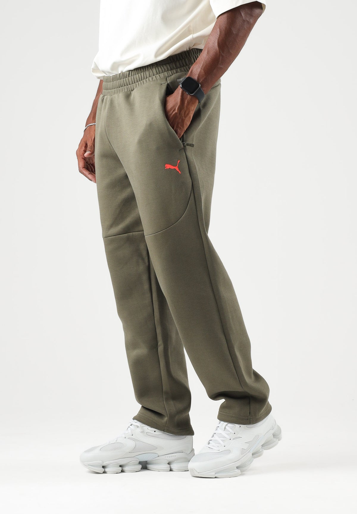 PUMA Pantaloni AC MILAN TRAVEL PANTS verde da uomo con tasca zippata arancione e stemma del club. 786686 21 PUMA