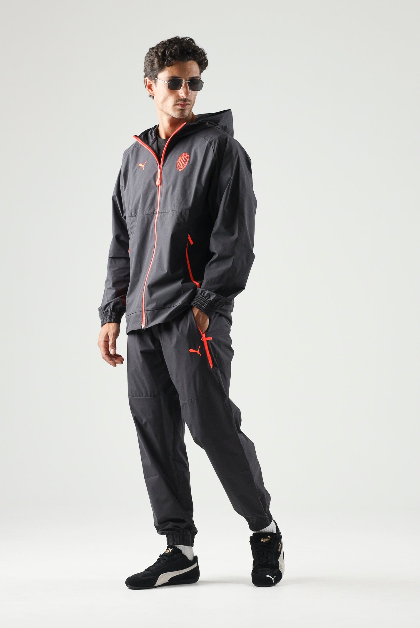 PUMA Giacca AC MILAN dark gray, grigio antracite da uomo con dettagli a contrasto e stemma laterale <BR/> 786699 20 PUMA