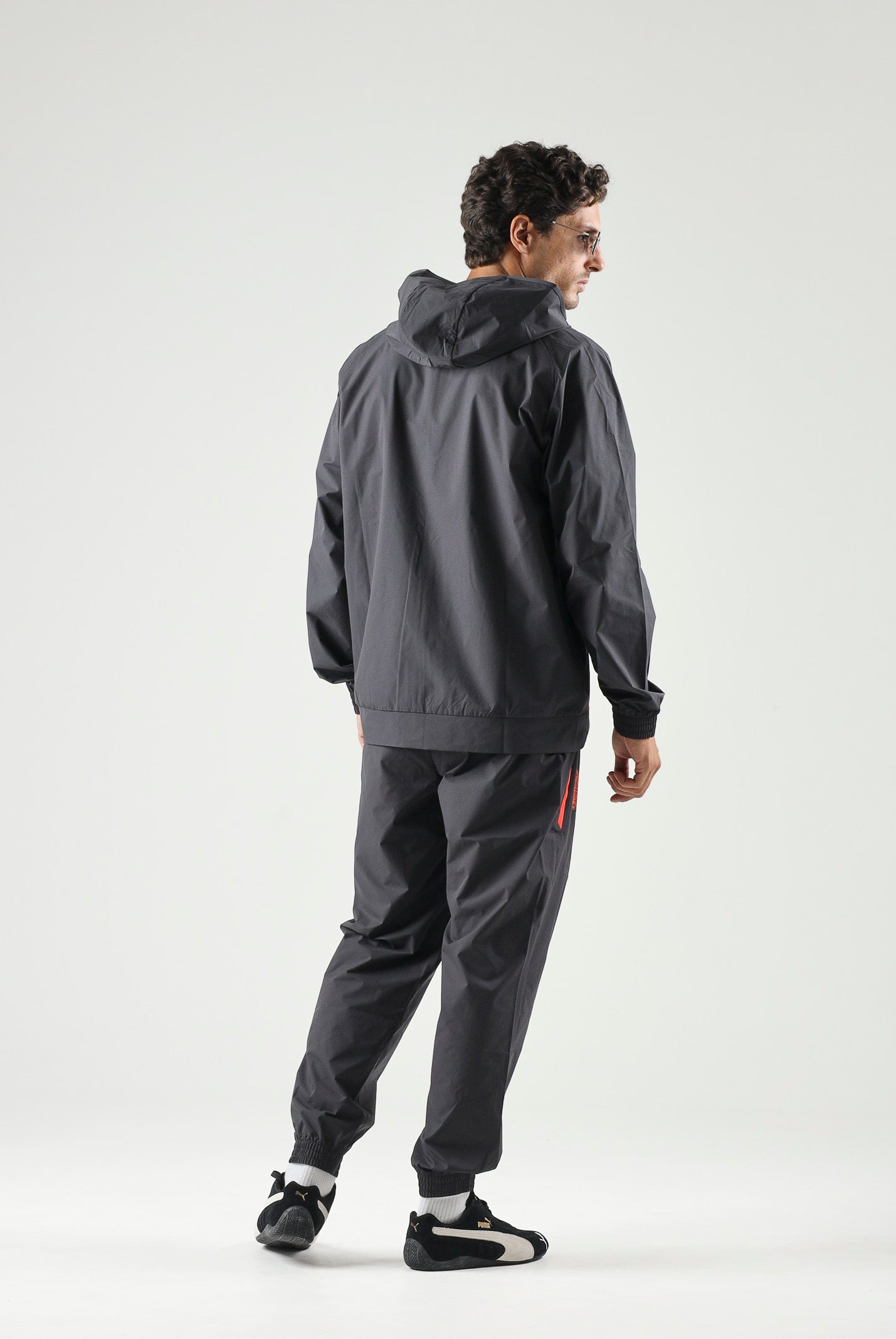 PUMA Giacca AC MILAN dark gray, grigio antracite da uomo con dettagli a contrasto e stemma laterale <BR/> 786699 20 PUMA
