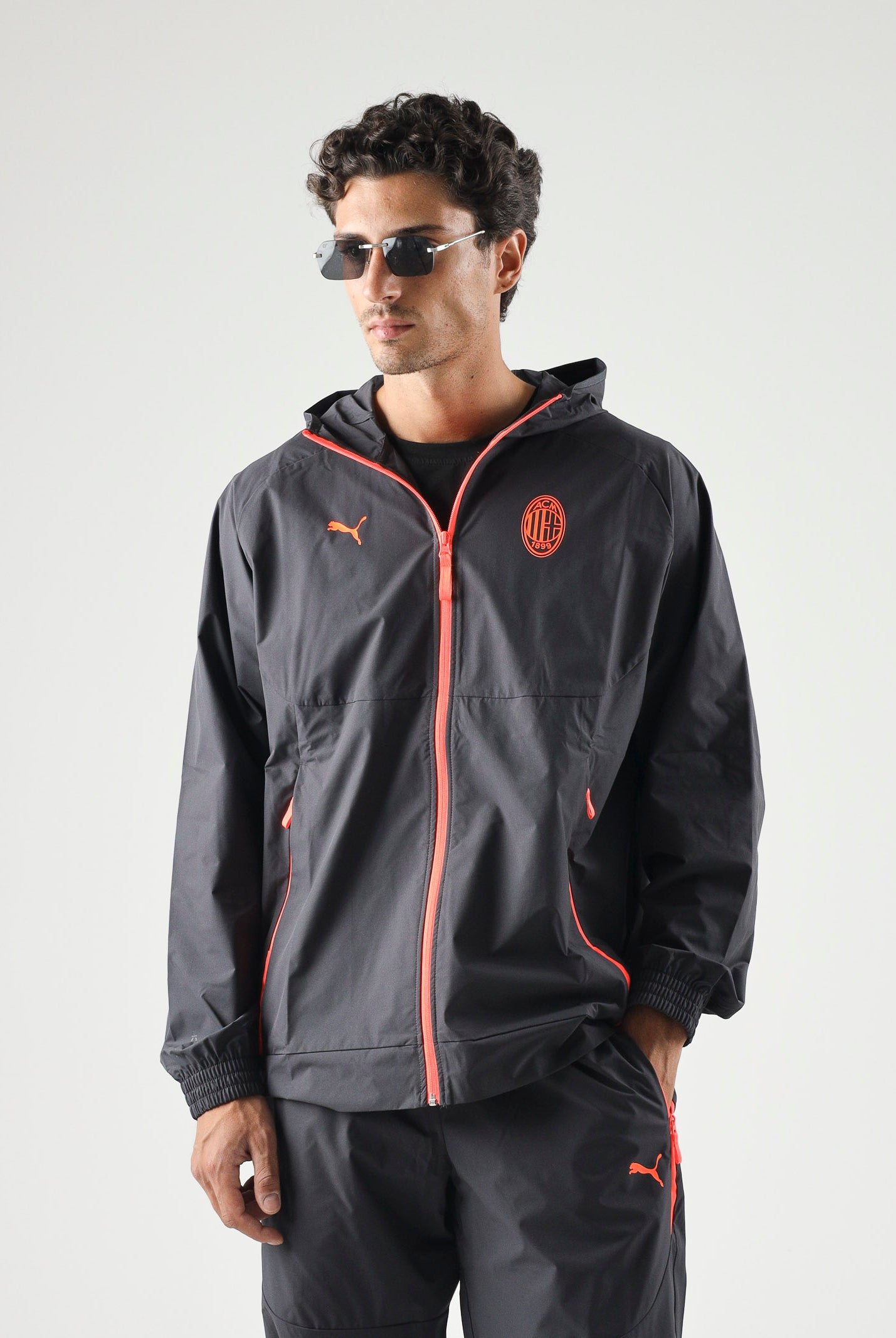 PUMA Giacca AC MILAN dark gray, grigio antracite da uomo con dettagli a contrasto e stemma laterale <BR/> 786699 20 PUMA