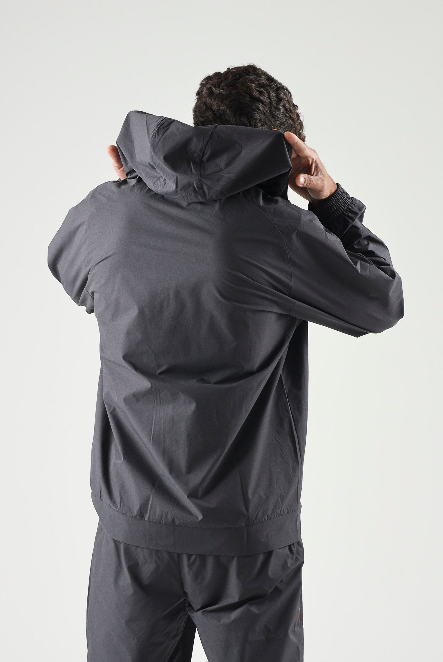 PUMA Giacca AC MILAN dark gray, grigio antracite da uomo con dettagli a contrasto e stemma laterale <BR/> 786699 20 PUMA