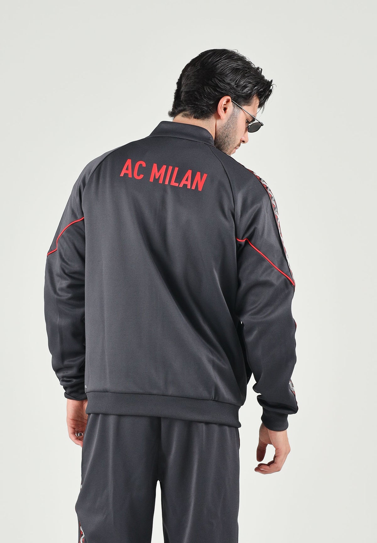 PUMA Felpa con zip AC MILAN TRACK JACKET nero da uomo con colletto alto e profili rossi. 786735 17 PUMA