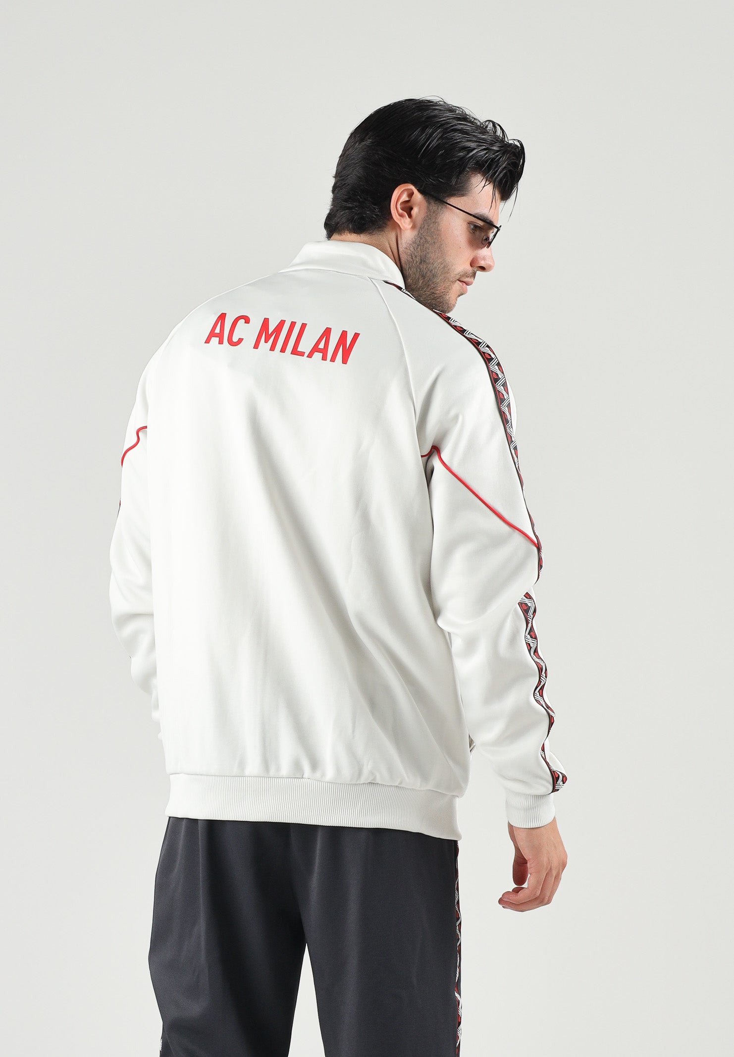 PUMA Felpa con zip AC MILAN TRACK JACKET bianco da uomo con colletto dritto e sottili profili rossi. 786735 18 PUMA
