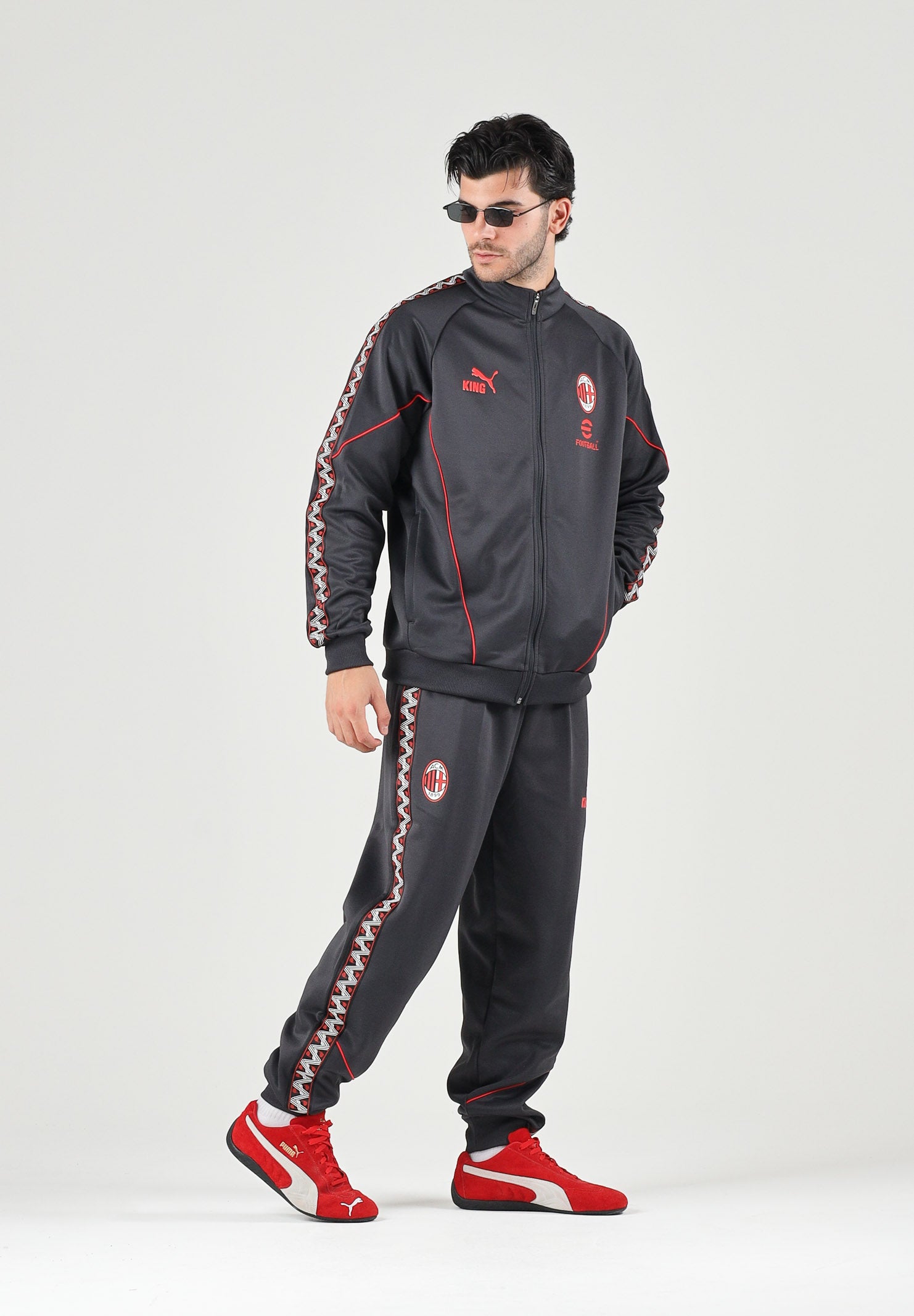 PUMA Pantaloni AC MILAN TRACK PANTS nero da uomo con profili rossi sui fianchi e caviglie con polsino. 786736 17 PUMA