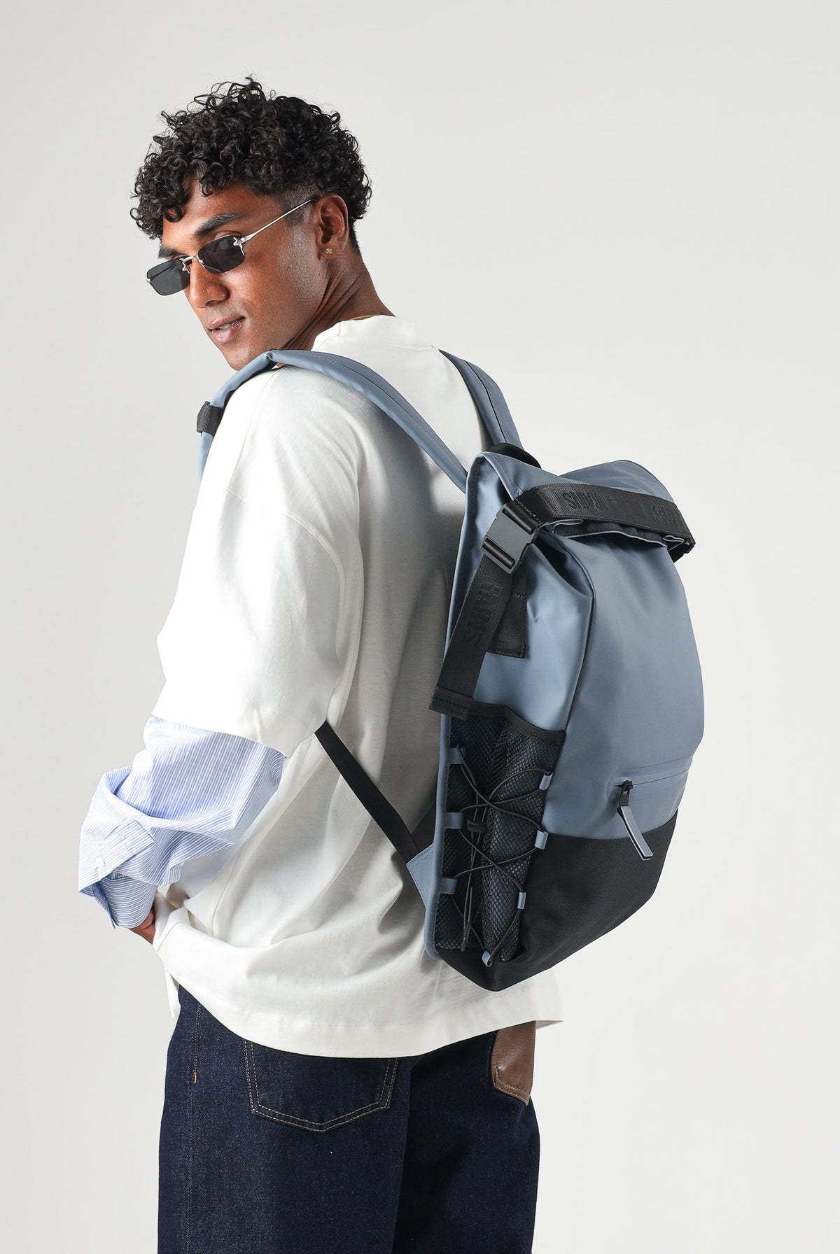 RAINS Zaino blue dusk per uomo e donna con chiusura superiore arrotolabile e spallacci regolabili. RA14270 BL RAINS
