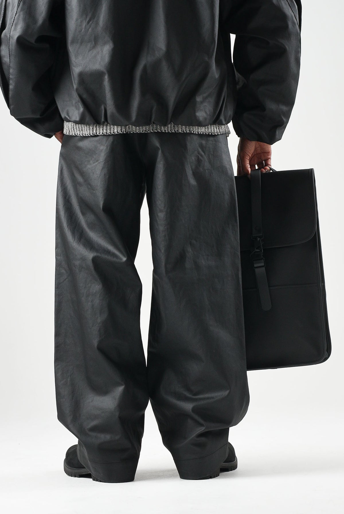 RAINS Pantaloni HEAVY WOVEN PANTS WIDE neri per uomo e donna con gamba ampia, pieghe frontal. RA19180 BL RAINS