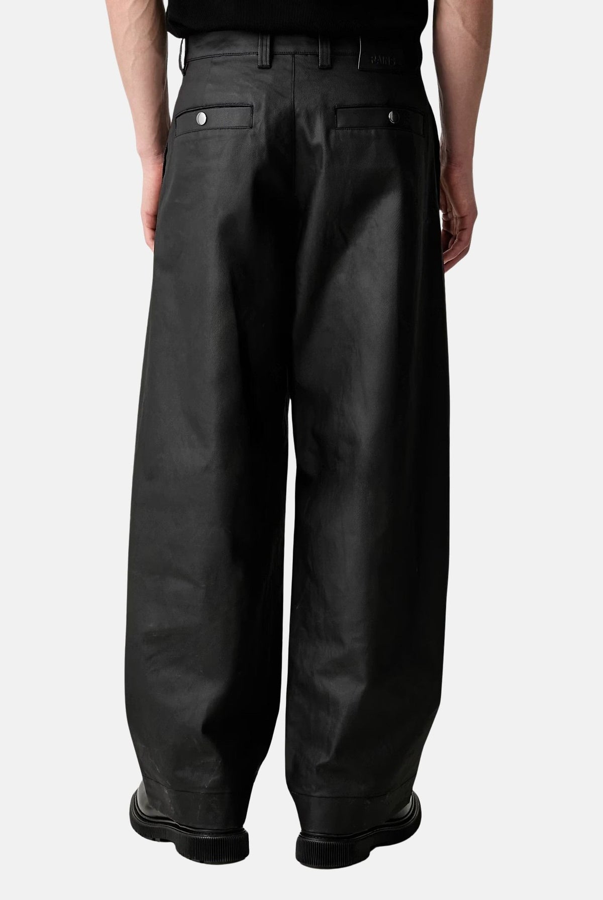 RAINS Pantaloni HEAVY WAXED COTTON neri unisex, in cotone biologico cerato, vita regolare, pinces anteriori e gamba ampia. RA19180 BL RAINS