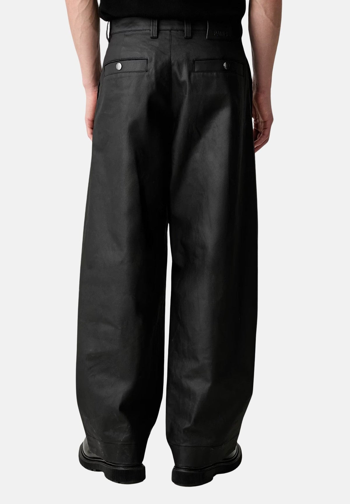 RAINS Pantaloni HEAVY WOVEN PANTS WIDE neri per uomo e donna con gamba ampia, pieghe frontal. RA19180 BL RAINS