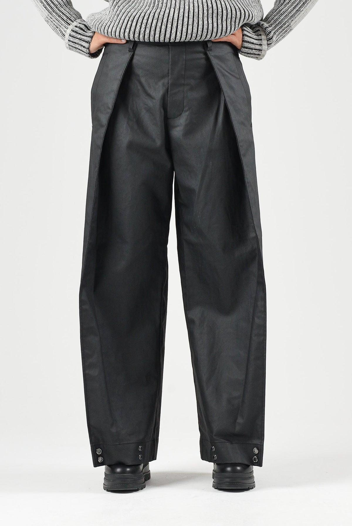 RAINS Pantaloni HEAVY WOVEN PANTS WIDE neri per uomo e donna con gamba ampia, pieghe frontal. RA19180 BL RAINS
