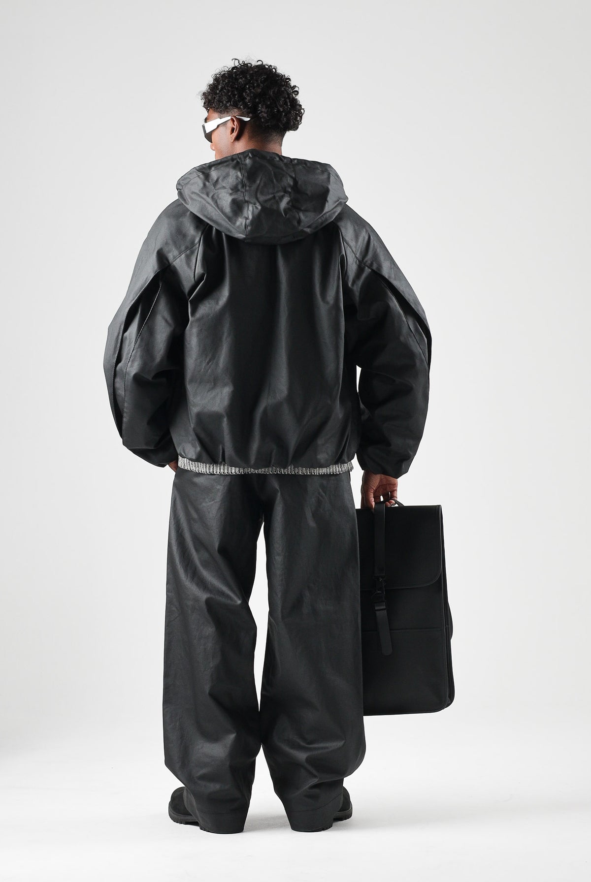 RAINS Pantaloni HEAVY WOVEN PANTS WIDE neri per uomo e donna con gamba ampia, pieghe frontal. RA19180 BL RAINS