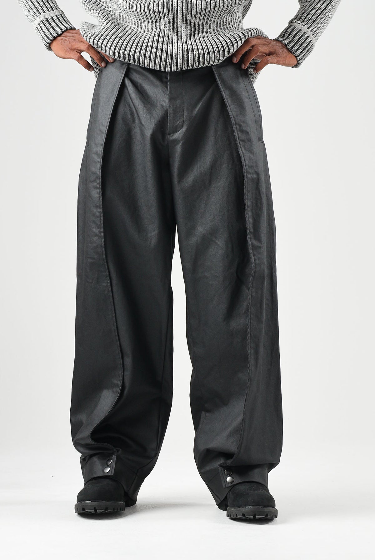 RAINS Pantaloni HEAVY WOVEN PANTS WIDE neri per uomo e donna con gamba ampia, pieghe frontal. RA19180 BL RAINS