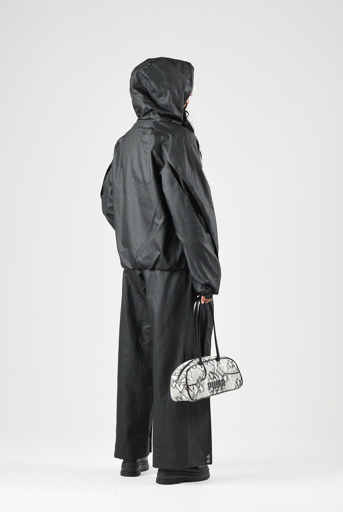 RAINS Giubbotto in eco-pelle HEAVY WOVEN JACKET nero per uomo e donna con cappuccio e maniche con pieghe strutturate RA19230 BL RAINS