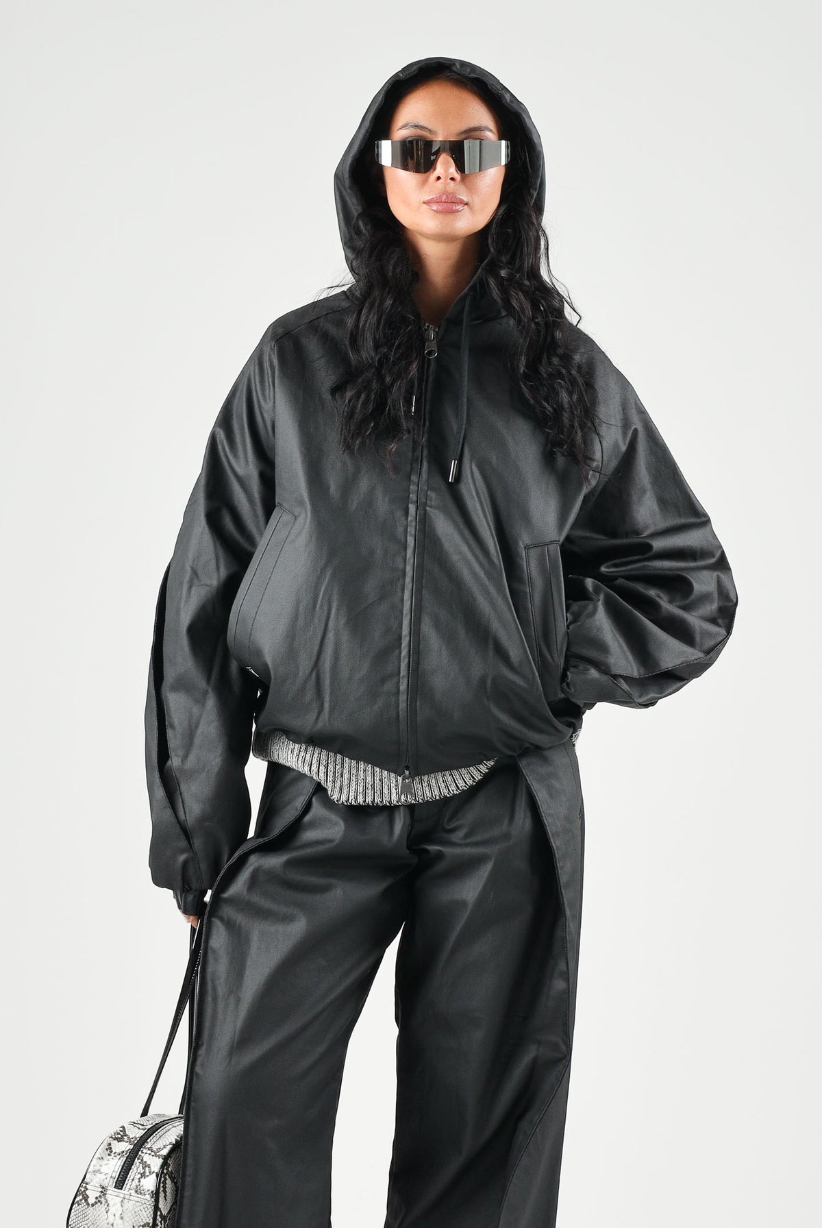 RAINS Giubbotto in eco-pelle HEAVY WOVEN JACKET nero per uomo e donna con cappuccio e maniche con pieghe strutturate RA19230 BL RAINS