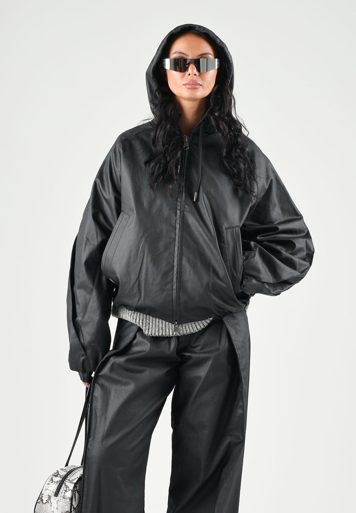 RAINS Giubbotto di pelle HEAVY WOVEN JACKET nero per uomo e donna con cappuccio e maniche con pieghe strutturate RA19230 BL RAINS