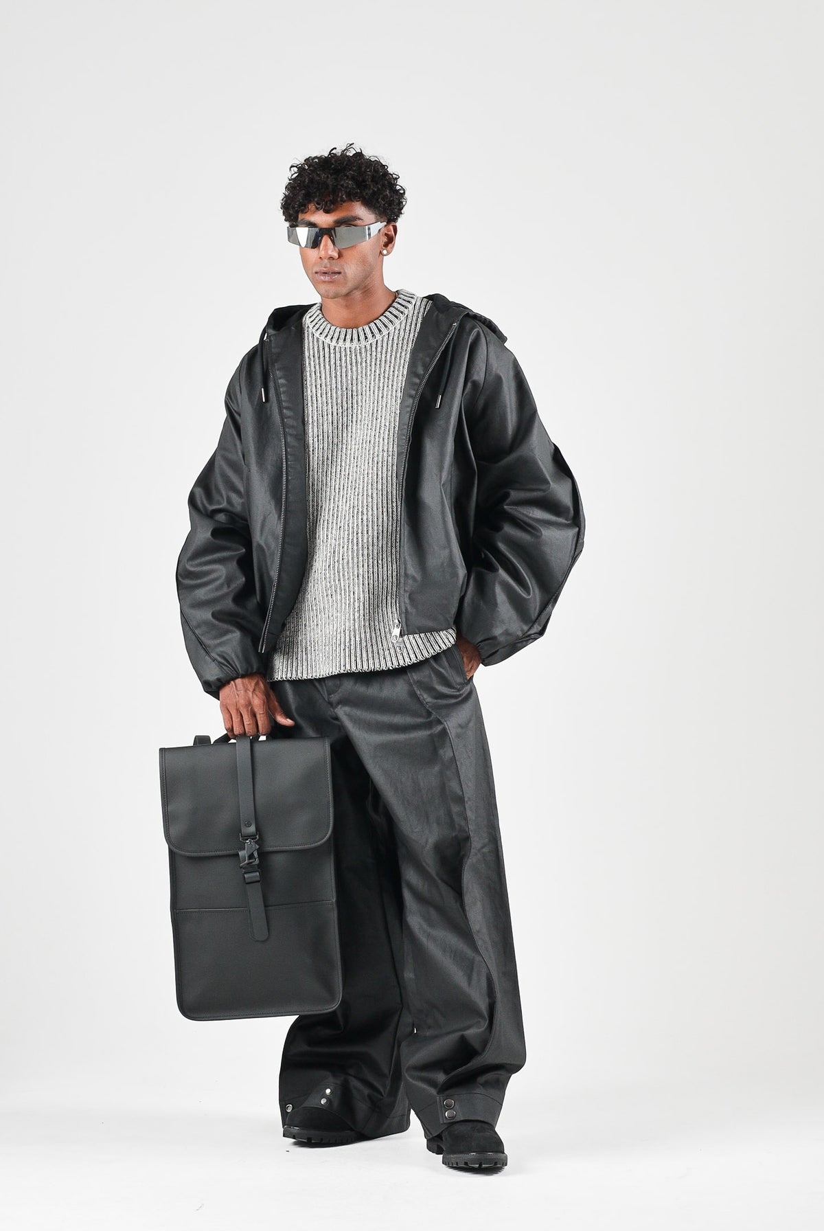 RAINS Giubbotto in eco-pelle HEAVY WOVEN JACKET nero per uomo e donna con cappuccio e maniche con pieghe strutturate RA19230 BL RAINS