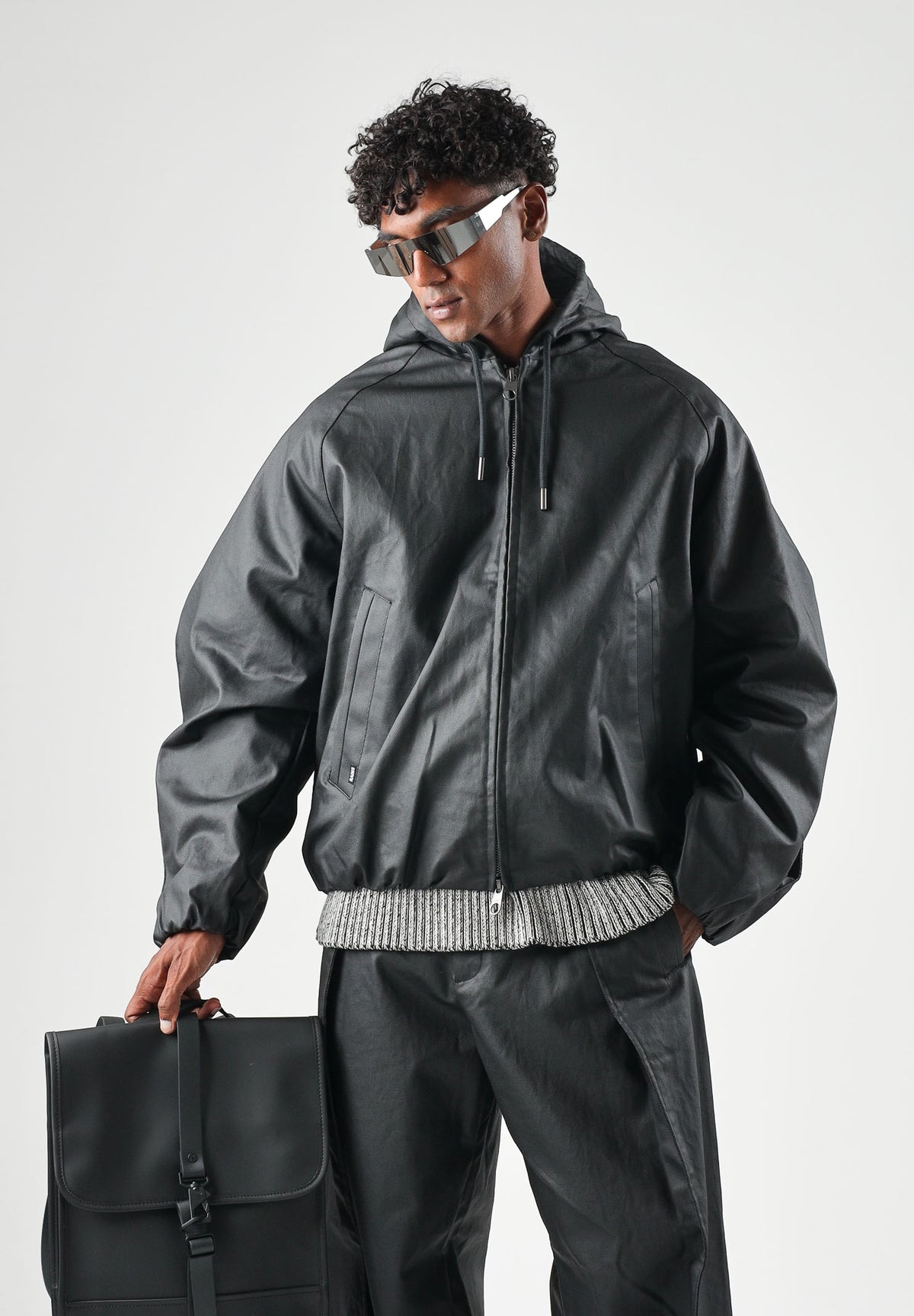 RAINS Giubbotto di pelle HEAVY WOVEN JACKET nero per uomo e donna con cappuccio e maniche con pieghe strutturate RA19230 BL RAINS