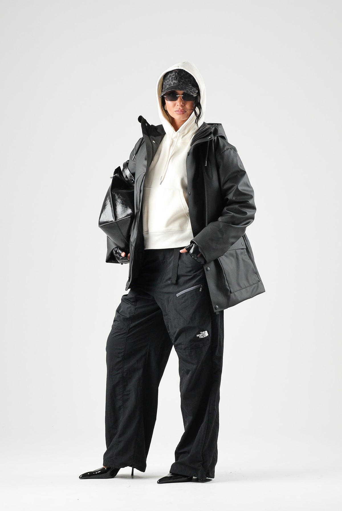RAINS Parka nero per uomo e donna con cappuccio e visiera RA21450 BL RAINS