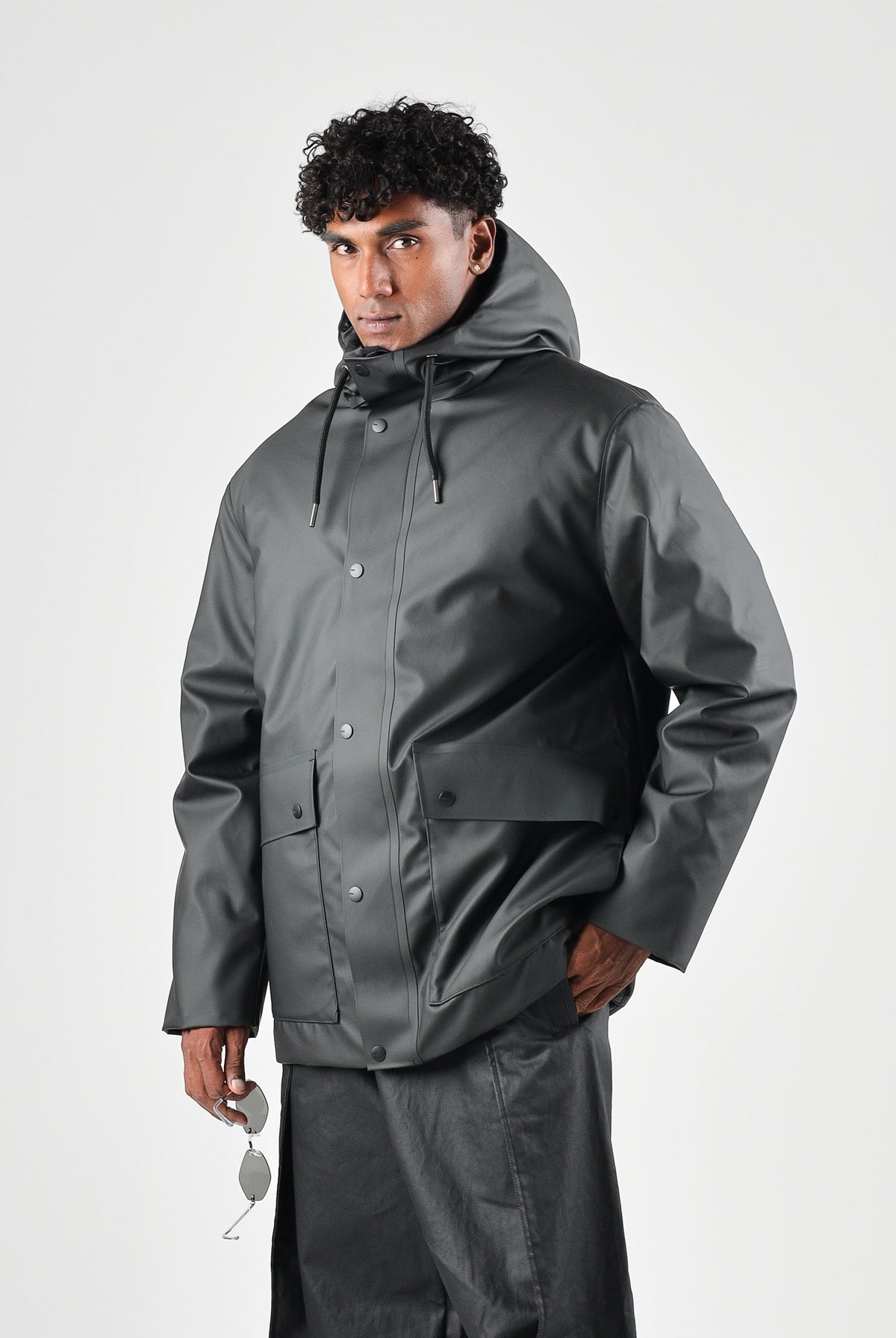 RAINS Parka nero per uomo e donna con cappuccio e visiera RA21450 BL RAINS