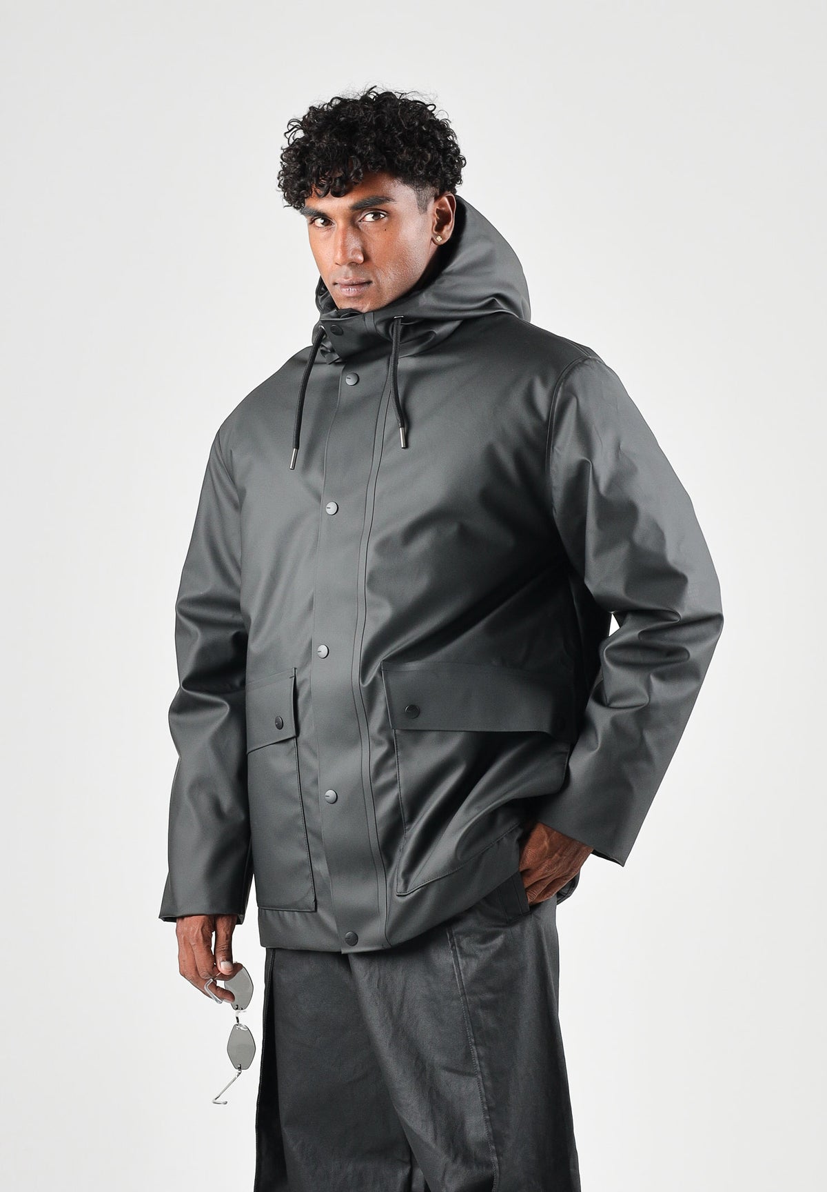 RAINS Parka nero per uomo e donna con cappuccio e visiera RA21450 BL RAINS