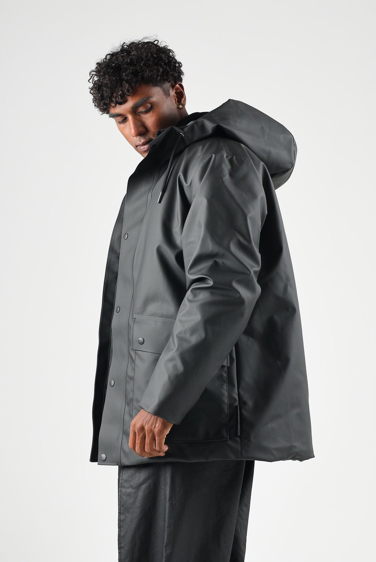 RAINS Parka nero per uomo e donna con cappuccio e visiera RA21450 BL RAINS