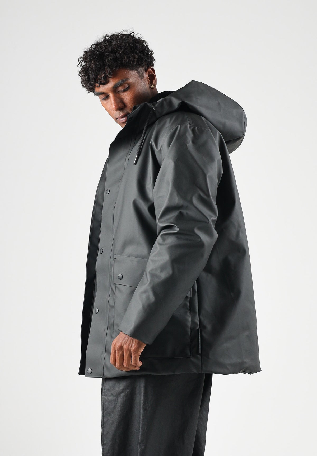 RAINS Parka nero per uomo e donna con cappuccio e visiera RA21450 BL RAINS