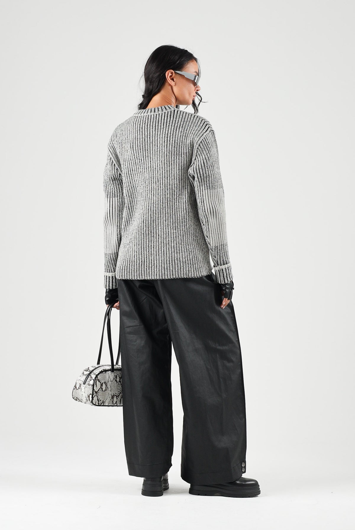 RAINS Maglioncino girocollo SAPA KNIT CREW NECK bianca e nera per uomo e donna con lavorazione a coste RA31000 VI RAINS