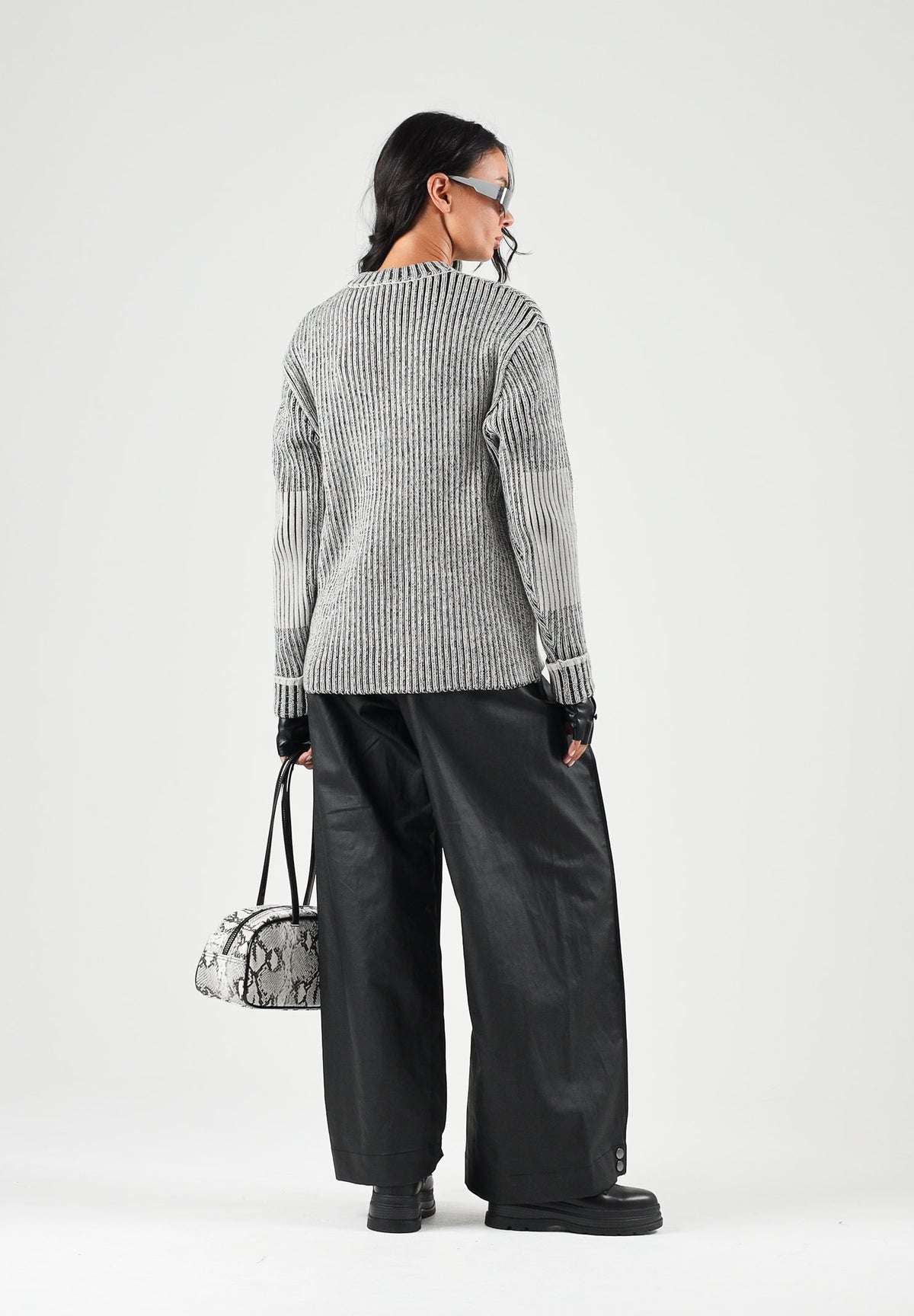 RAINS Maglioncino girocollo SAPA KNIT CREW NECK bianca e nera per uomo e donna con lavorazione a coste RA31000 VI RAINS