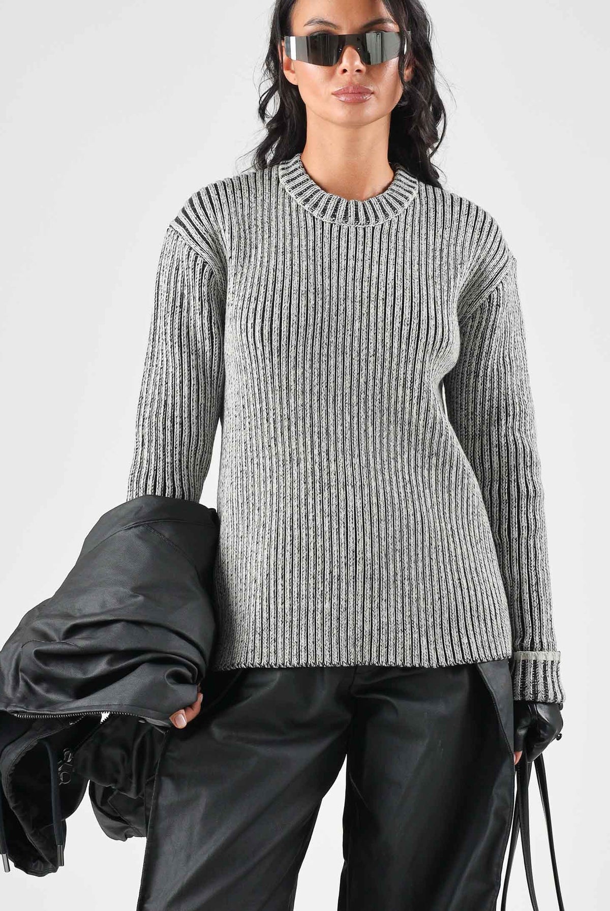 RAINS Maglioncino girocollo SAPA KNIT CREW NECK bianca e nera per uomo e donna con lavorazione a coste RA31000 VI RAINS
