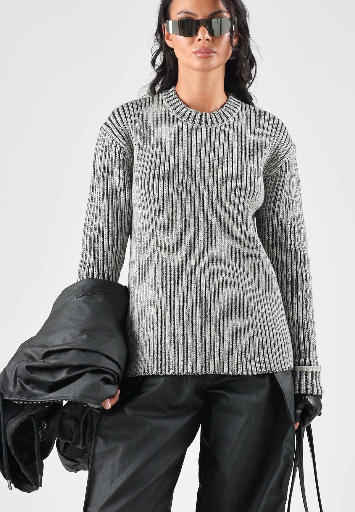 RAINS Maglioncino girocollo SAPA KNIT CREW NECK bianca e nera per uomo e donna con lavorazione a coste RA31000 VI RAINS
