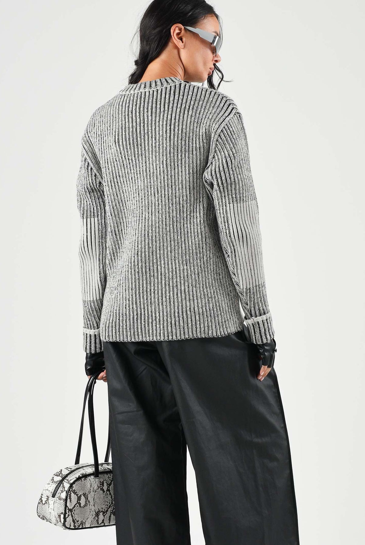 RAINS Maglioncino girocollo SAPA KNIT CREW NECK bianca e nera per uomo e donna con lavorazione a coste RA31000 VI RAINS