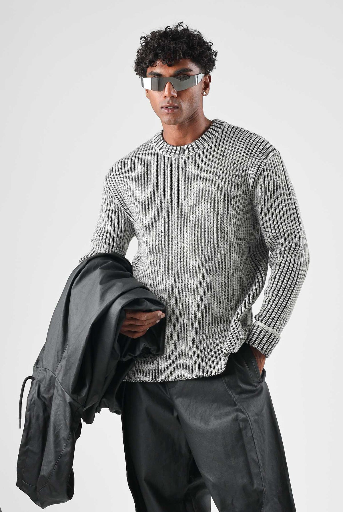 RAINS Maglioncino girocollo SAPA KNIT CREW NECK bianca e nera per uomo e donna con lavorazione a coste RA31000 VI RAINS
