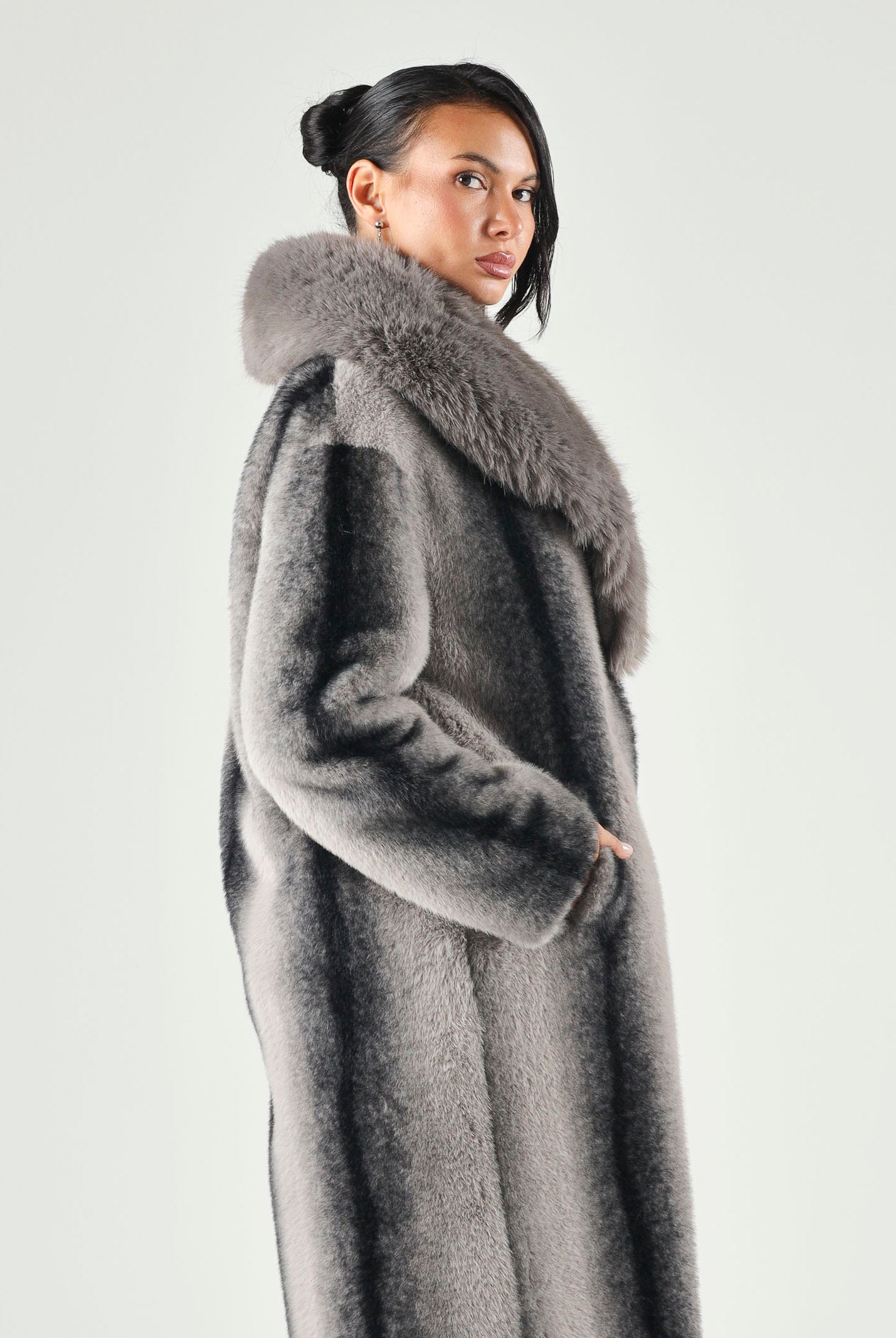 SIMONA CORSELLINI Cappotto lungo in pelliccia sintetica asfalto-grigio da donna con collo sciallato<BR/> A26CPCPV0401 V0797 SIMONA CORSELLINI