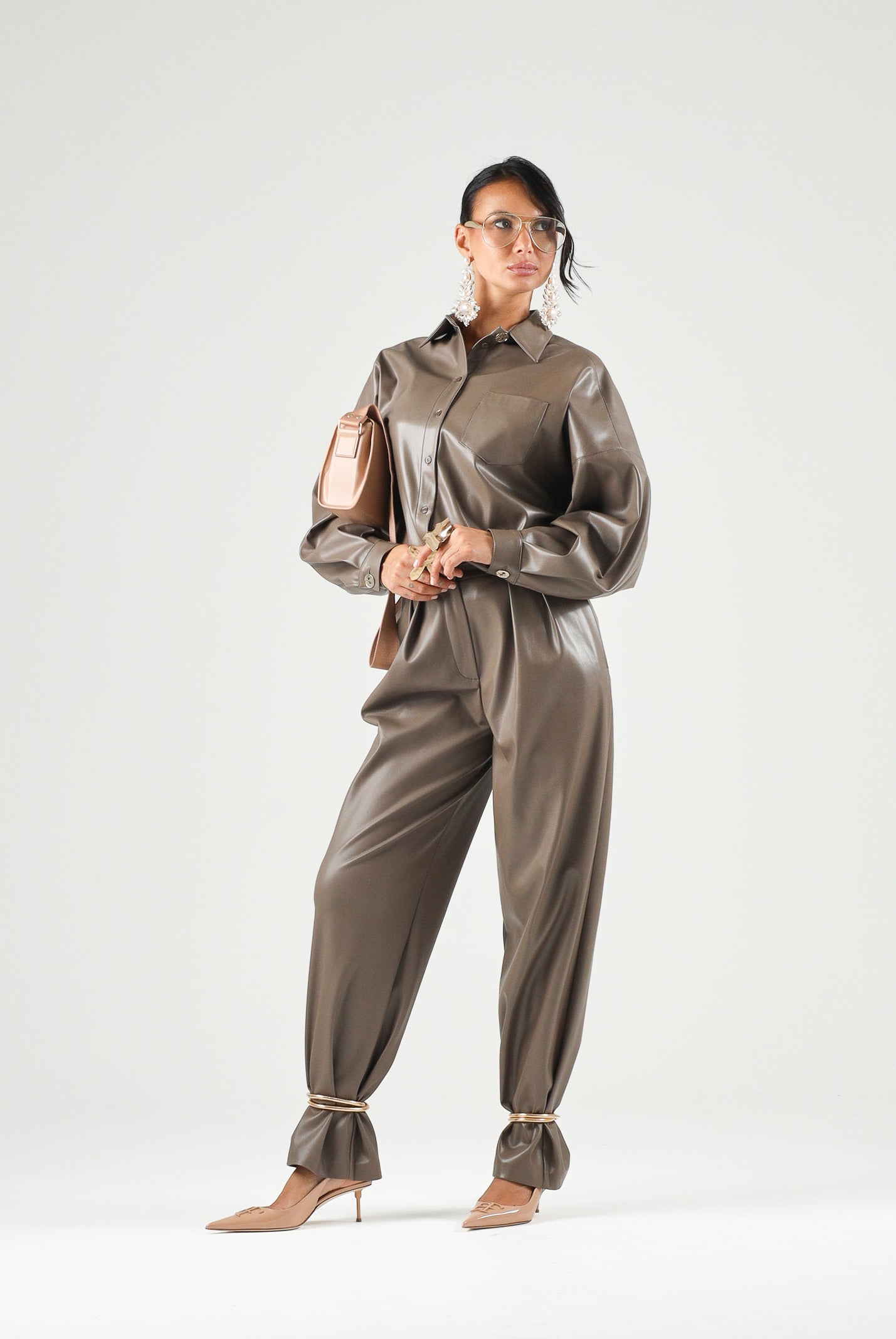 SIMONA CORSELLINI Pantaloni effetto pelle Hazelnut - tortora - fango Donna. A26CPPA01401 V0799 SIMONA CORSELLINI