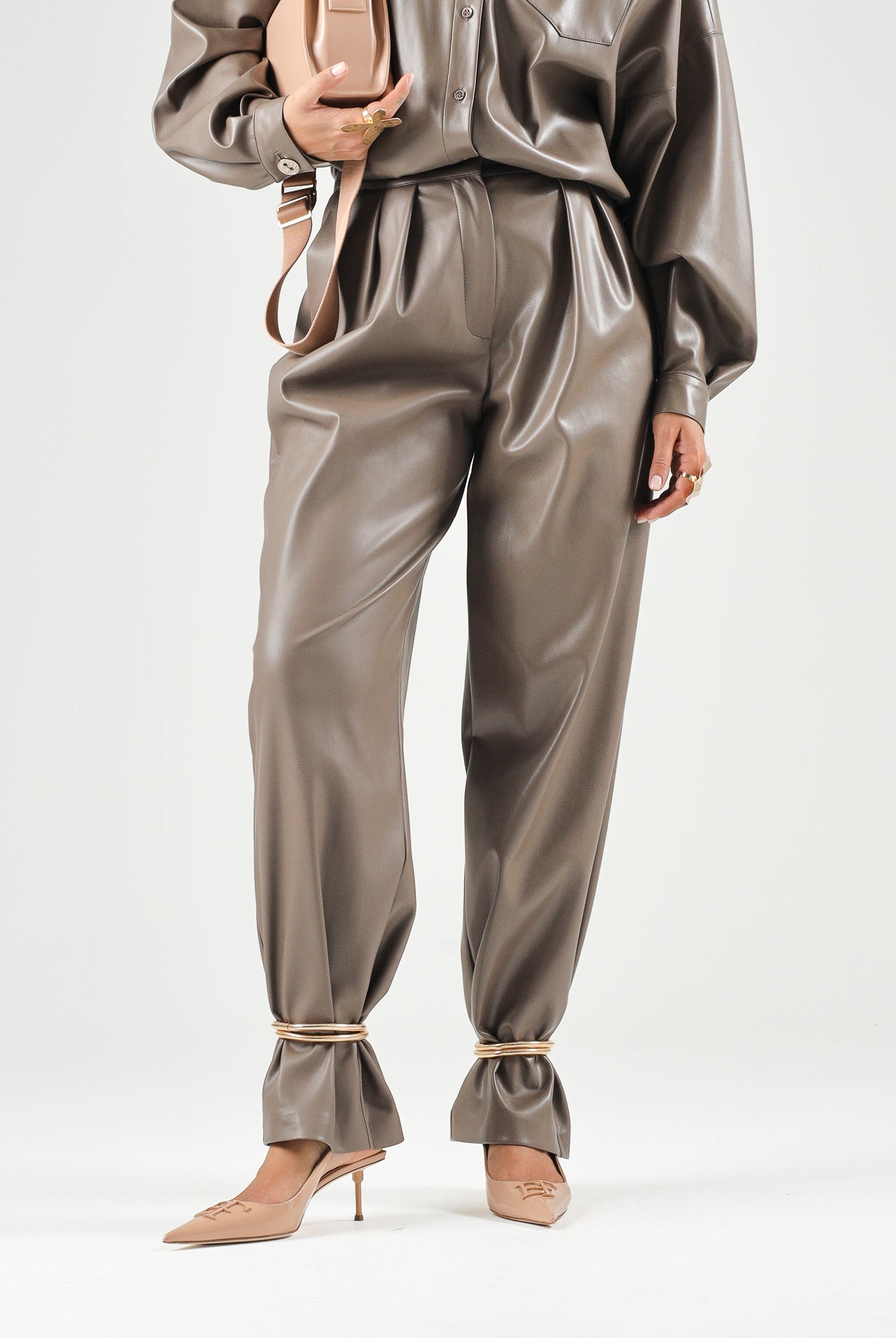 SIMONA CORSELLINI Pantaloni effetto pelle Hazelnut - tortora - fango Donna. A26CPPA01401 V0799 SIMONA CORSELLINI