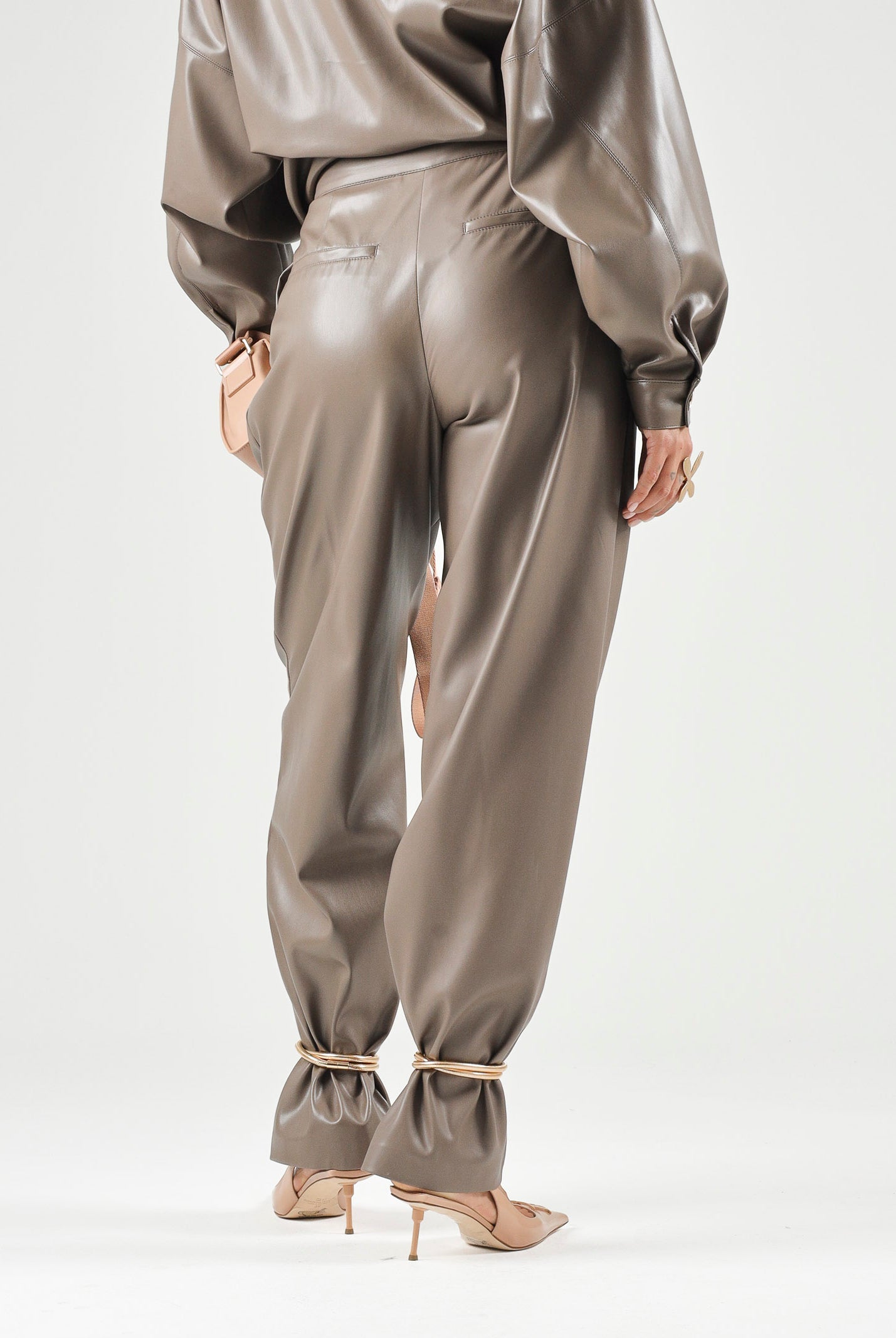 SIMONA CORSELLINI Pantaloni effetto pelle Hazelnut - tortora - fango Donna. A26CPPA01401 V0799 SIMONA CORSELLINI