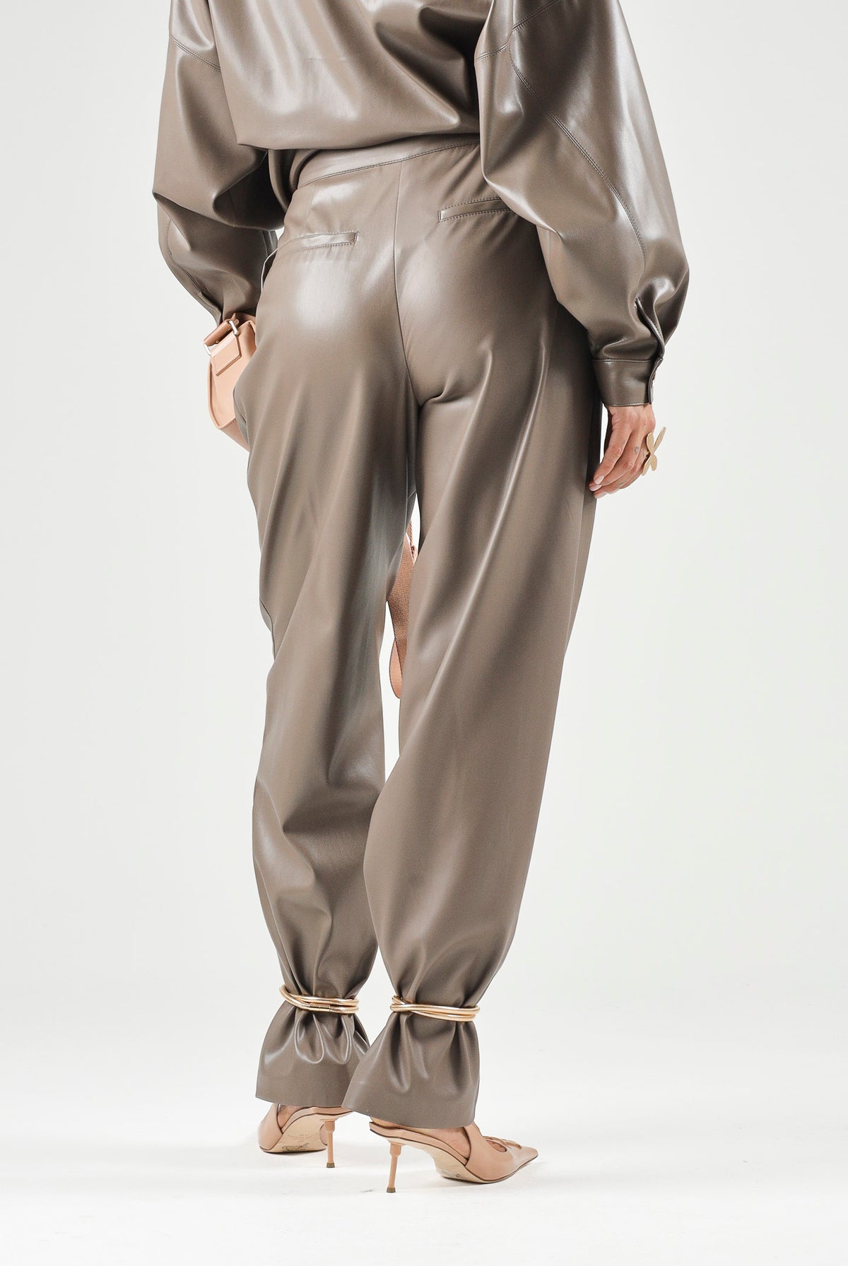 SIMONA CORSELLINI Pantaloni effetto pelle hazelnut, corrispondente al marrone-nocciola da donna. A26CPPA01401 V0799 SIMONA CORSELLINI
