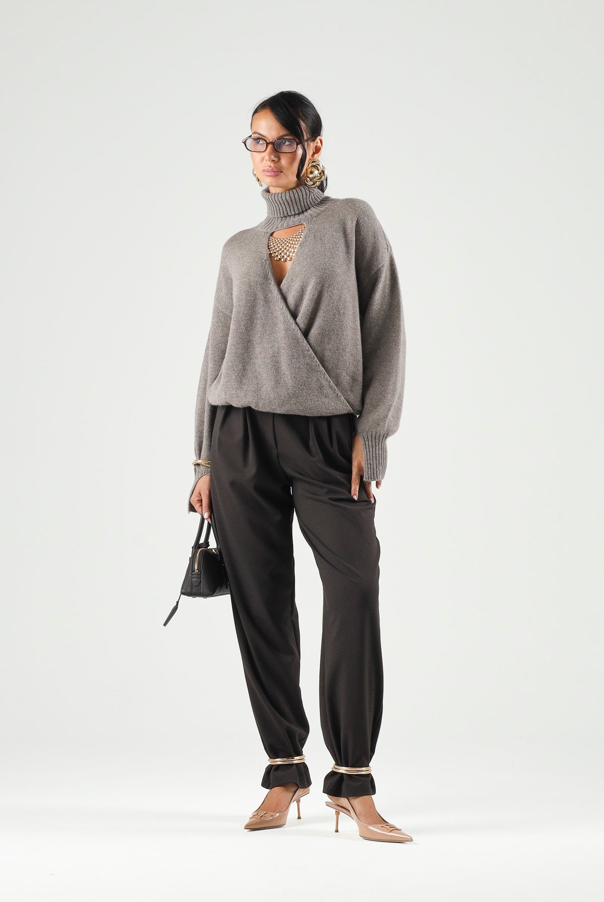 SIMONA CORSELLINI Pantaloni dark chocolate-marrone per donna con vita alta, linea affusolata e dettagli metallici alle caviglie. A26CPPA01402 V0761 SIMONA CORSELLINI