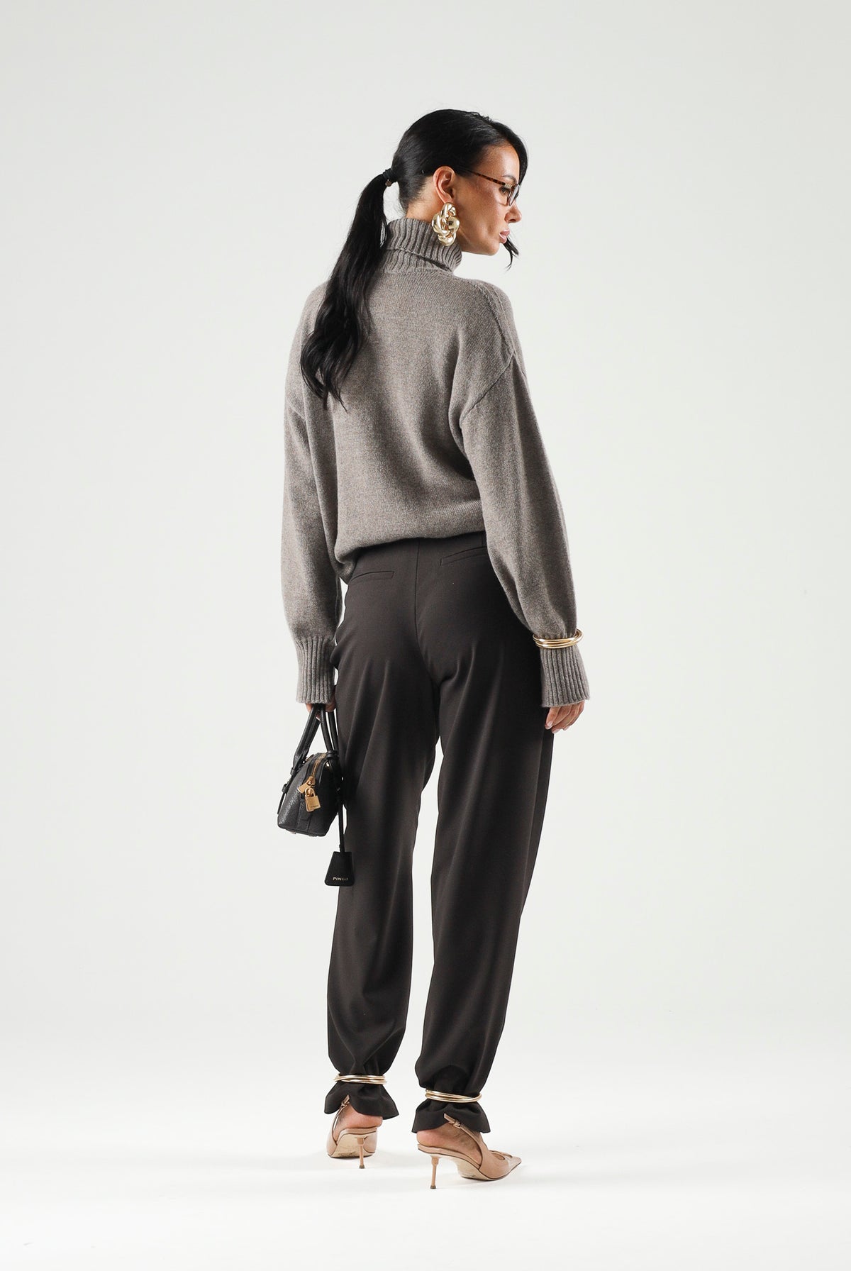 SIMONA CORSELLINI Pantaloni dark chocolate-marrone per donna con vita alta, linea affusolata e dettagli metallici alle caviglie. A26CPPA01402 V0761 SIMONA CORSELLINI