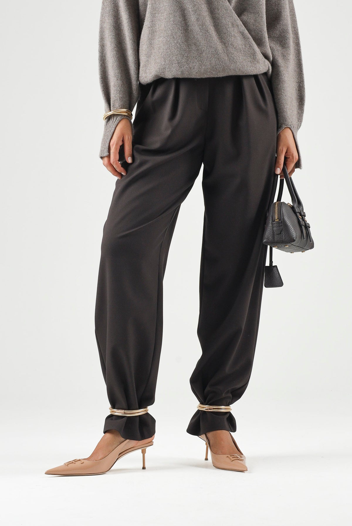 SIMONA CORSELLINI Pantaloni dark chocolate-marrone per donna con vita alta, linea affusolata e dettagli metallici alle caviglie. A26CPPA01402 V0761 SIMONA CORSELLINI